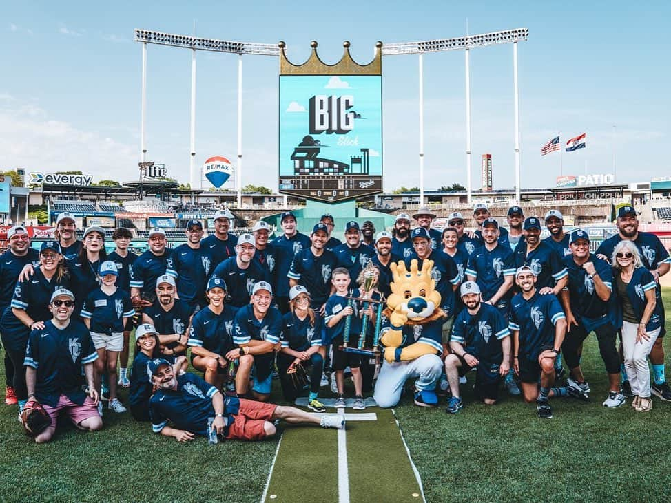 キャサリン・マクナマラさんのインスタグラム写真 - (キャサリン・マクナマラInstagram)「#BigSlickKC hit it out of the park last night - so did @kcroyals ! 💙🥎 Nothing but #seriousfun and games with these folks! @bigslickkc @childrensmercy #slickhappens #paulrudd #jasonsudeikis @davidkoechner @robriggle @ericstonestreet The live auction ends TONIGHT - go to bigslickkc.org to check out all the incredible items up for grabs - including an cast signed  #Shadowhunters season finale script or even lunch with me all to support #ChildrensMercy 💙」6月25日 21時47分 - kat.mcnamara