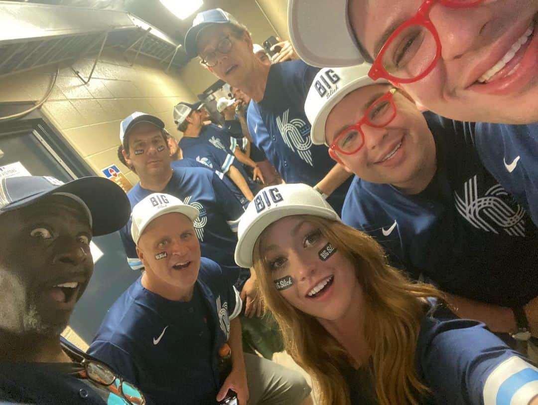 キャサリン・マクナマラさんのインスタグラム写真 - (キャサリン・マクナマラInstagram)「#BigSlickKC hit it out of the park last night - so did @kcroyals ! 💙🥎 Nothing but #seriousfun and games with these folks! @bigslickkc @childrensmercy #slickhappens #paulrudd #jasonsudeikis @davidkoechner @robriggle @ericstonestreet The live auction ends TONIGHT - go to bigslickkc.org to check out all the incredible items up for grabs - including an cast signed  #Shadowhunters season finale script or even lunch with me all to support #ChildrensMercy 💙」6月25日 21時47分 - kat.mcnamara