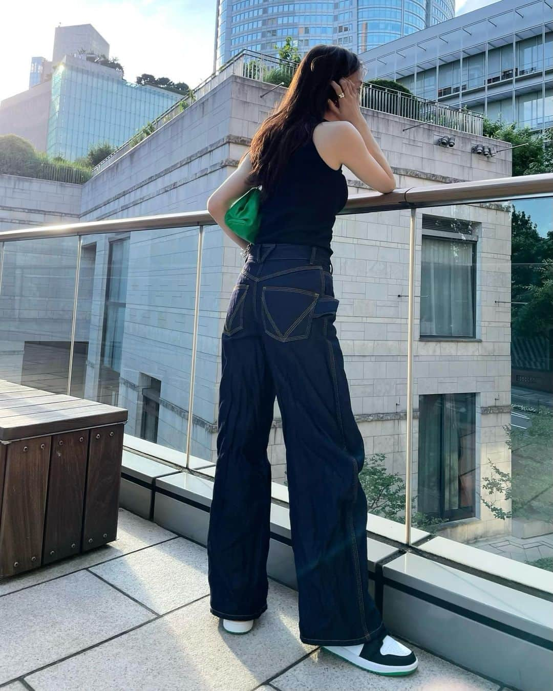 松島花さんのインスタグラム写真 - (松島花Instagram)「: Outfit🫠とける暑さ💦 お気に入りのボッテガのデニムとバッグ👖💚 バッグに合わせてグリーンソールの ジョーダンを買いました👟💚 : #BOTTEGAVENETA #airjordan #ootd #outfit #hanaoutfit #花私服 #私服」6月25日 22時39分 - hana_matsushima_official