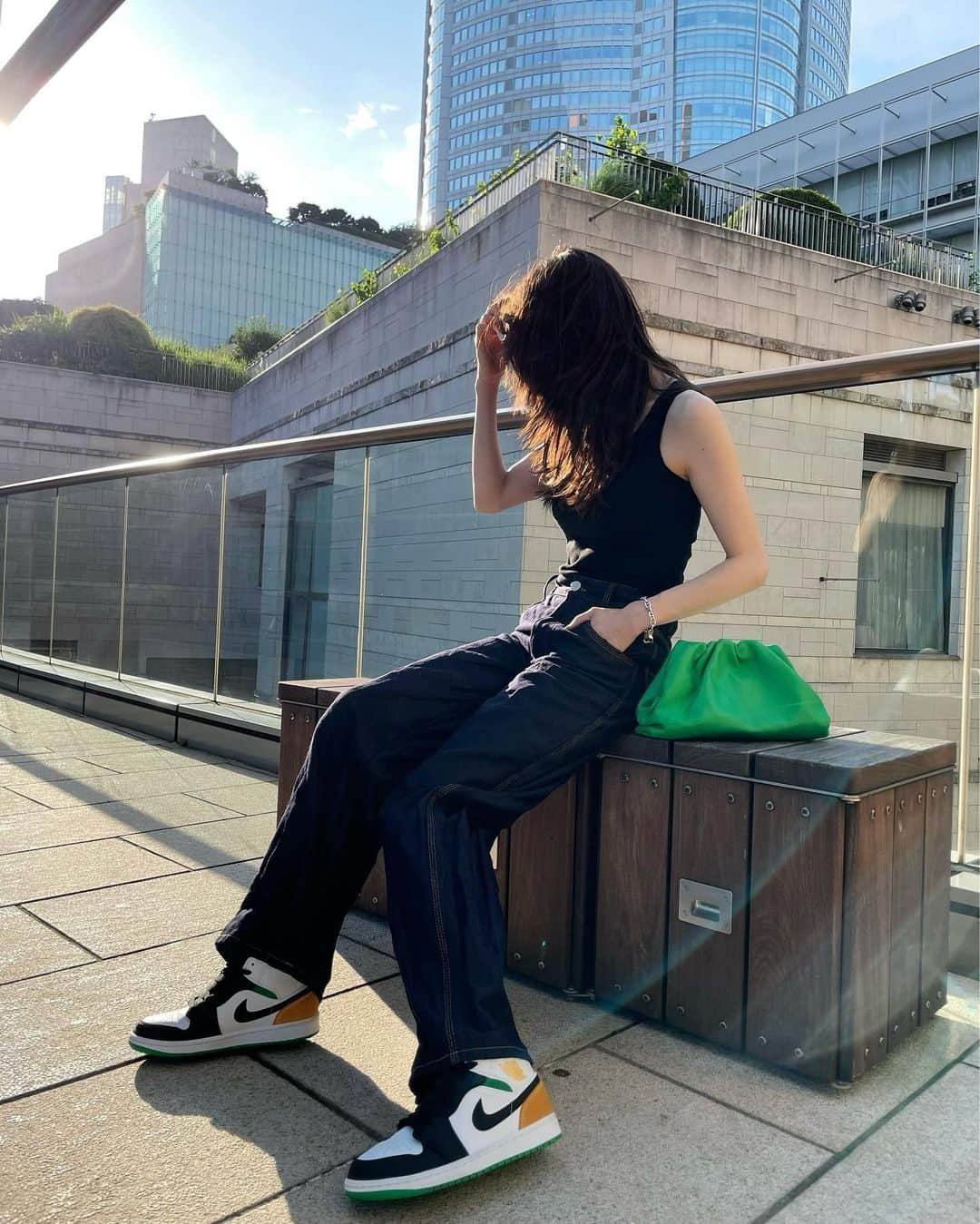 松島花さんのインスタグラム写真 - (松島花Instagram)「: Outfit🫠とける暑さ💦 お気に入りのボッテガのデニムとバッグ👖💚 バッグに合わせてグリーンソールの ジョーダンを買いました👟💚 : #BOTTEGAVENETA #airjordan #ootd #outfit #hanaoutfit #花私服 #私服」6月25日 22時39分 - hana_matsushima_official