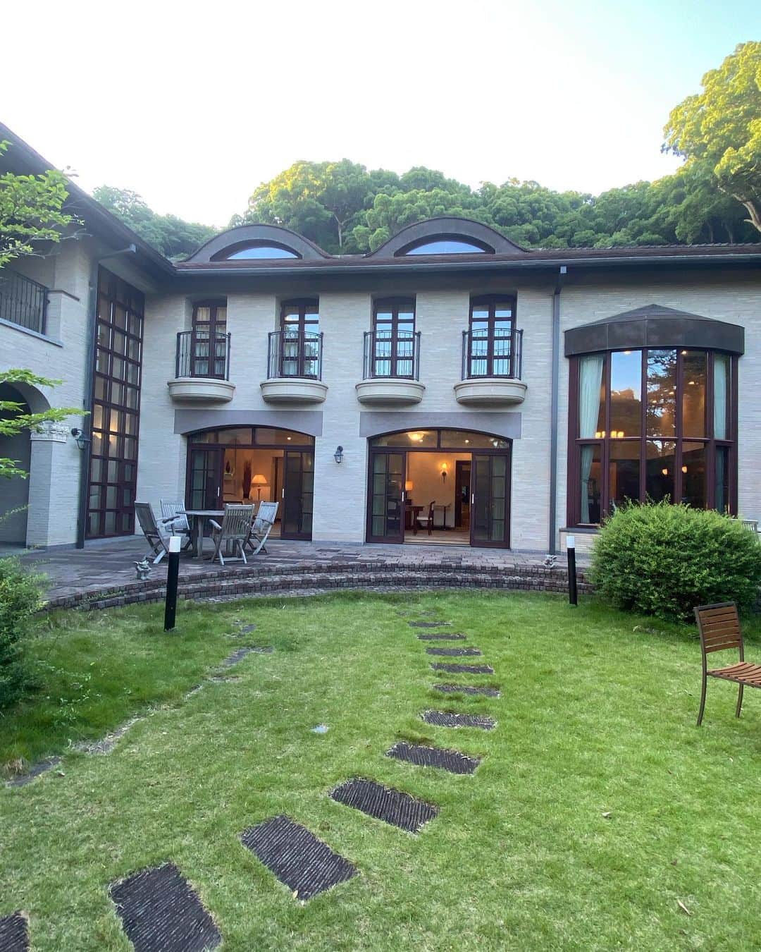 鈴木保奈美さんのインスタグラム写真 - (鈴木保奈美Instagram)「むうわりと暑かった土曜日。濃い緑に包まれたお屋敷で撮影してた。放送されるのはおおよそひと月後、かな。」6月25日 22時56分 - honamisuzukiofficial