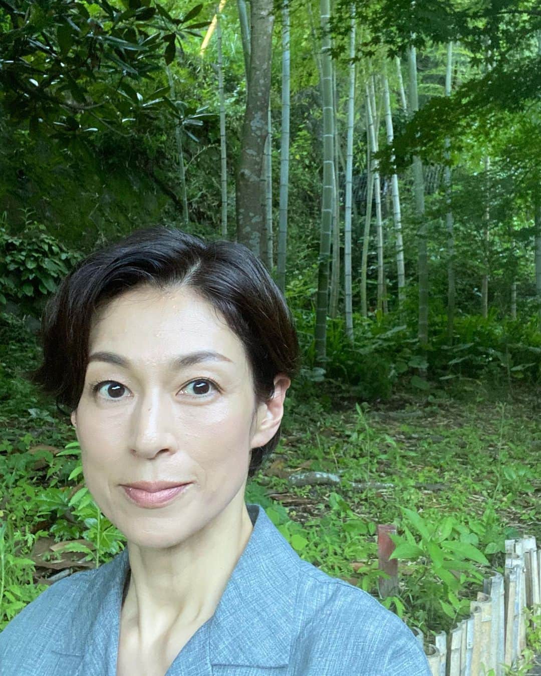 鈴木保奈美さんのインスタグラム写真 - (鈴木保奈美Instagram)「むうわりと暑かった土曜日。濃い緑に包まれたお屋敷で撮影してた。放送されるのはおおよそひと月後、かな。」6月25日 22時56分 - honamisuzukiofficial