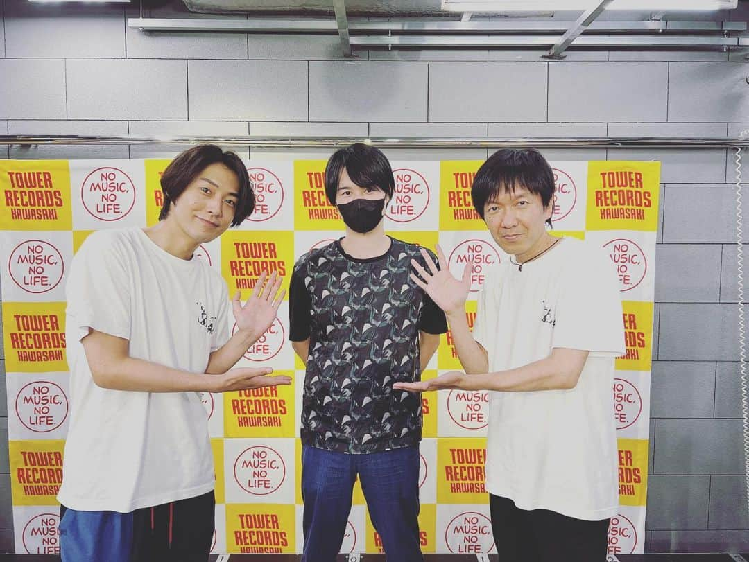 福士誠治さんのインスタグラム写真 - (福士誠治Instagram)「インストアイベント最後の地 川崎が終わりました。 沢山の方が来てくださり本当にありがとうございます😊 とても嬉しかったです！ スペシャルゲストに作詞家の溝口さんまで来てくださり最高です( ◠‿◠ )  明日はいよいよライブファイナル  楽しんでいきましょう！  #福士誠治 #濱田貴司 #MISSION公式 #TimeLover #インストアイベント #タワレコ川崎店」6月25日 23時01分 - seiji_fukushi