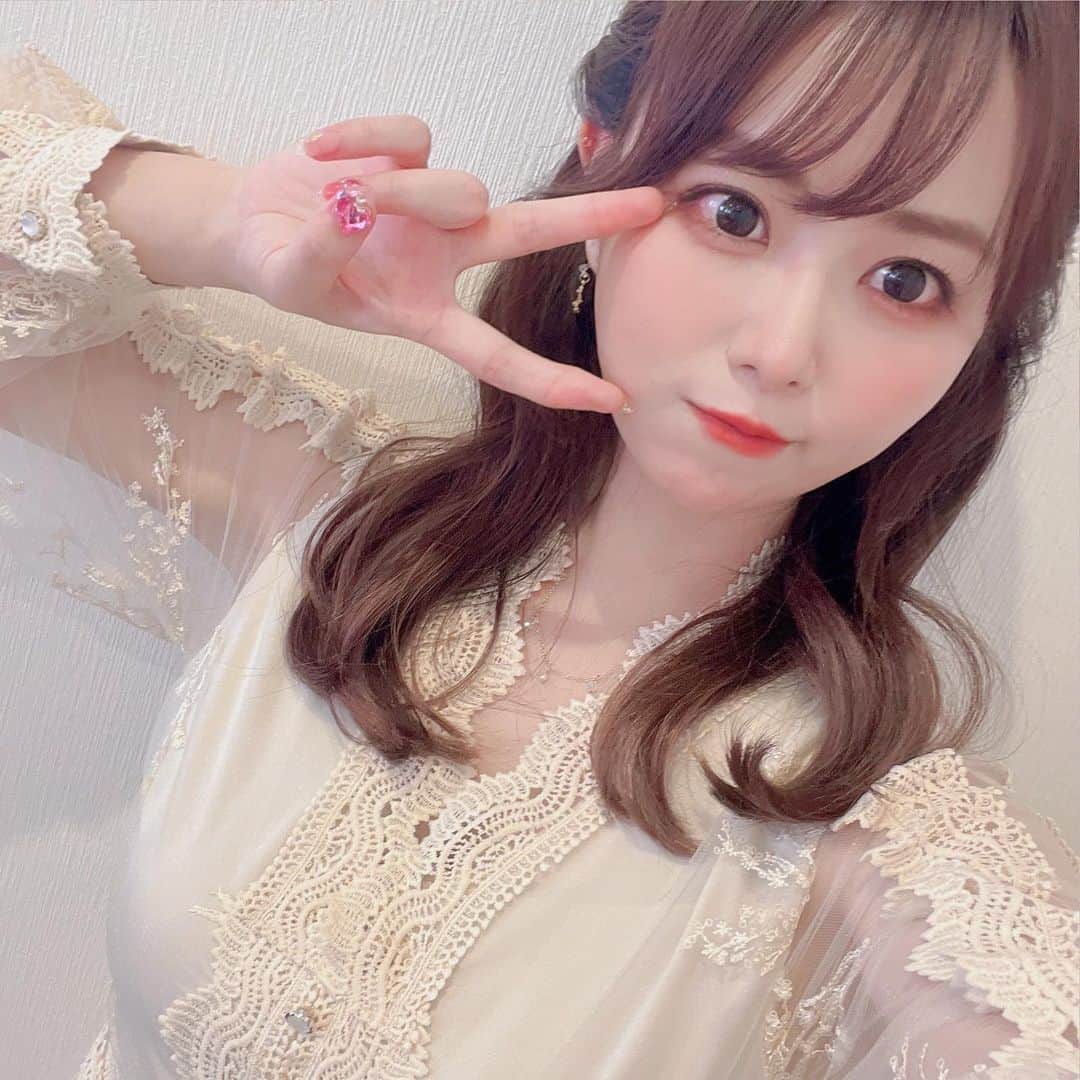 井口裕香さんのインスタグラム写真 - (井口裕香Instagram)「🎤🎶❤️‍🔥 テレビ朝日公式YouTubeチャンネル 「動画、はじめてみました」にて配信中 『アニソン神曲カバーdeショー‼︎』 #アニソンでしょでしょ  ゲスト出演させていただきました！ 大好きな堀江由衣さんの！ デビューシングルLoveDestinyを…！ カバーさせて…！いただきました…！ そしてまさかのご本人様からのメッセージもおおおおおお！！！！  現在配信中です！ 皆様に、ぜひご覧いただきた〜い！！！ けど、わたしはまだ直視できませ〜ん！！！🫣❤️‍🔥  堀江由衣さん、 スタッフのみなさま、 そして司会のオーイシさん（←めちゃやさしい） 鈴木愛理さん（←めちゃめちゃめちゃかわいい）  ありがとうございました！  #ど緊張した🫠🫠🫠 #けどすごくたのしくて #すごくしあわせな時間でした✨ #本当に本当にありがとうございました😭😭😭✨ #あとトークコーナーではなぜか #たくさんモノマネさせて頂きました #なんでェ(＾ω＾)？笑  hair and make #舩戸美咲 さん @funatomisaki_hair_make  stylist #もりやゆり さん @mori_mori_moriya」6月26日 0時00分 - ooo31_iguchiyuka_31ooo