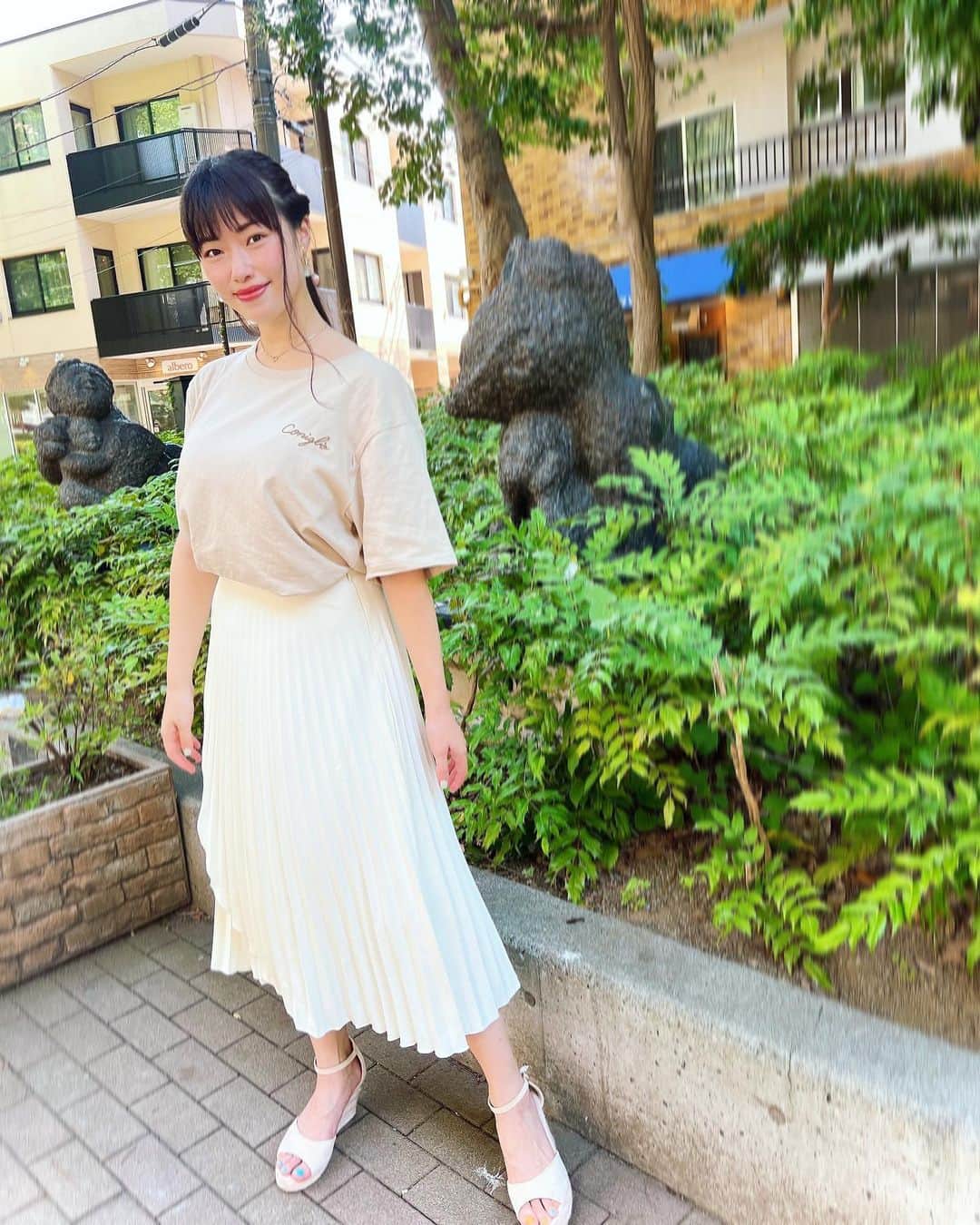 小田飛鳥さんのインスタグラム写真 - (小田飛鳥Instagram)「Coniglio（コニーリョ）さんのトップスです👕 普段あまりTシャツは着ませんが、こちらはサイズ感がお洒落でスカートやズボンにインしてもいい感じ〜🥹 気軽にお出かけ出来るって良いですね♪ 夏は活動的になるので、沢山着たいと思います🎶 お子さんと着られるお洋服やハット・バッグも可愛い〜♪ #coniglio #コニーリョ」6月26日 2時37分 - asuka_oda_0320