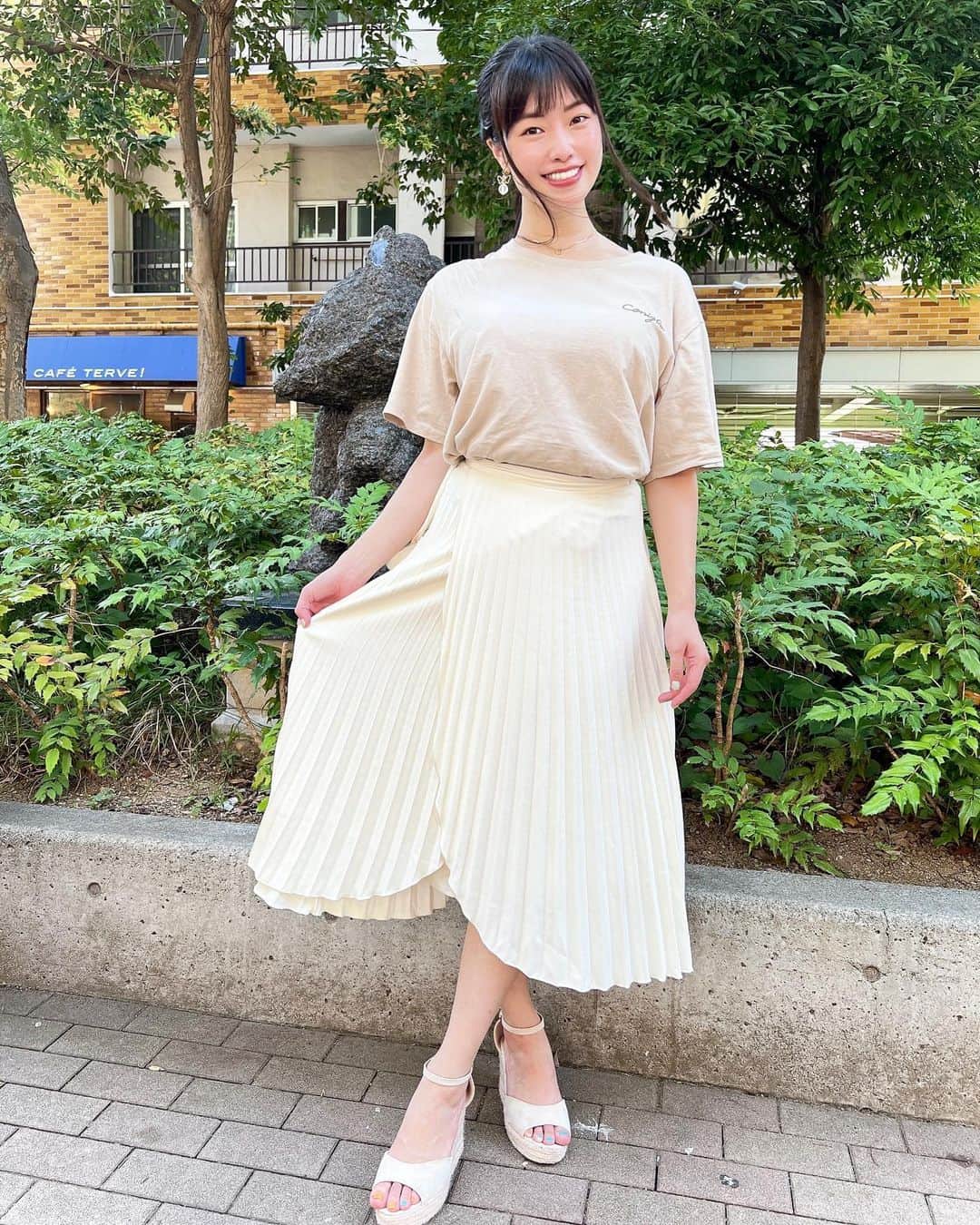小田飛鳥さんのインスタグラム写真 - (小田飛鳥Instagram)「Coniglio（コニーリョ）さんのトップスです👕 普段あまりTシャツは着ませんが、こちらはサイズ感がお洒落でスカートやズボンにインしてもいい感じ〜🥹 気軽にお出かけ出来るって良いですね♪ 夏は活動的になるので、沢山着たいと思います🎶 お子さんと着られるお洋服やハット・バッグも可愛い〜♪ #coniglio #コニーリョ」6月26日 2時37分 - asuka_oda_0320