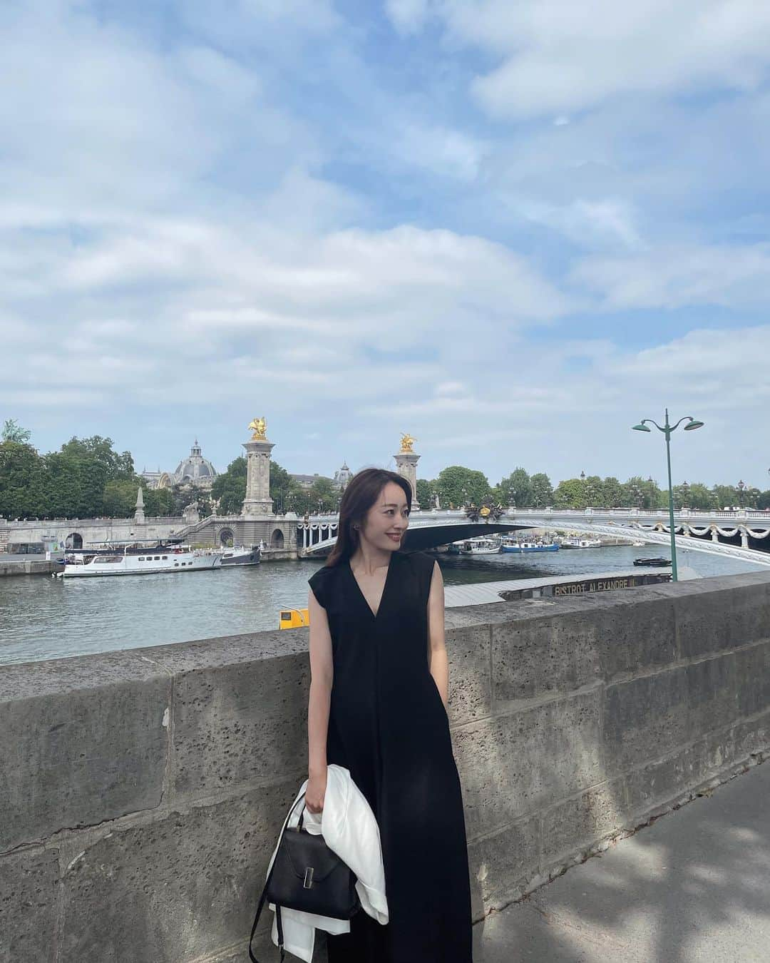 小祝麻里亜さんのインスタグラム写真 - (小祝麻里亜Instagram)「Paris,France day.9🇫🇷  パリでの1番の楽しみは美味しいグルメだったので、行きたいお店はひたすら日本からもリサーチしていて🍴　この日はお初の店をランチタイムに予約していたので、ランチからスタートした朝。@david_toutain 新感覚を味わえたフレンチだったし、シェフ・ド・ラン が非常に非常にテキパキされていて手際の良さにも圧巻しました。3.4時間ずっとたべていたから、午後は着替えてぶらりショッピングへ。 出発前から既に荷物がパンパンだったので余分にキャリーを持っていく！いかない！で出発の朝に論争したのにもかかわらず、案の定荷物が増え…この日はキャリーを購入しました☺️(ほら言ったでしょ〜のドヤ顔の私)  近所のブラッスリーでぱぱっと夕飯を済ませて、ゆったり夜カフェ。コンコルド広場からみれば良いか〜と遠出を避け、エッフェル塔のシャンパンフラッシュを23時の回、24時の回と観ながらずっとお茶してましたとさ✨🍾  ＿＿＿＿＿＿＿＿＿ #パリ#フランス #パリ旅行 #フランス旅行 #ヨーロッパ旅行 #France #Paris #eiffeltower #エッフェル塔 #シャンパンフラッシュ #2022travel #ig_paris #여행일기 #여행스타그램 #여행스냅 #파리 #파리스냅 #프랑스 #巴黎」6月26日 3時29分 - maria_koiwai