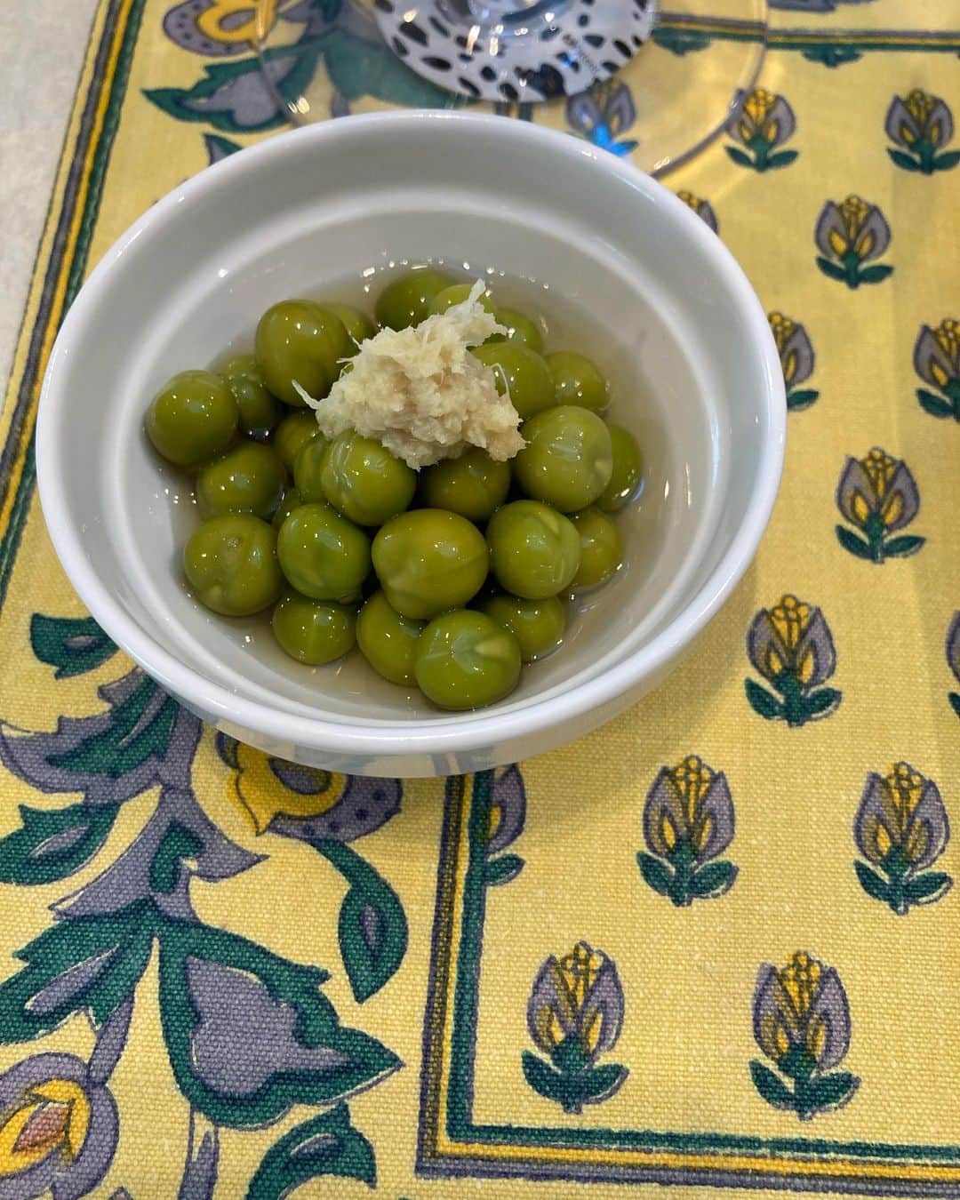 安藤優子さんのインスタグラム写真 - (安藤優子Instagram)「昨晩のテーブル！  お早うございます‼️  夕方早くからのちょっとしたお食事会。  メニューは、冷やし出汁トマト、翡翠豆、茹でたて枝豆、カマンベールチーズの青ネギかけ、夏のグリーン野菜の焼き浸し、筑前煮、画像の枚数の関係で写真ありませんが、とうもろこしご飯と牛タン、ステーキでした。  たくさん作ったので、余ったらお持ち帰りにしようと思っていましたが、嬉しいことに完売‼️  みなさんあまりお酒は召し上がらないのですが、念のため食器は割れにくいものを中心にセレクト。  お料理で好評だったのは、冷やし出汁トマト。  トマトを湯むきして、濃いめのお出汁に漬けて冷やしておいたものです。  前の晩に作って置いたので、当日はパイレックスの器に出汁ごと入れて、ミントの葉をあしらいました。  ミントが和風のお出汁に意外によく合うんです。  鰹のたたきの下には、貝割れ、アーリーレッド、三つ葉、セロリ、新生姜、それぞれをスライスしたものなどを混ぜて敷いてあります。  サラダ感覚で召し上がっていただきました。  そうだ、大きなガラスの器に入っているのは、二色奴。普通のお豆腐と卵豆腐を、食べやすい大きさに切って合わせたものです。  こちらはたっぷりの茗荷と青ネギ、出汁醤油で。  あと、焼き浸しの器の写真が反転してしまっていて、ごめんなさい。ご質問いただいた通り、くらま山椒をたっぷり使っています。お出汁は濃いめ、これ！旨つゆ！も使っています。  そんなこんなで、ザ・夏の食卓でした。  さて、昨日に続いて本日も猛暑日になる東京、そろそろ行動開始です。  昨日のリンの様子や、載せられなかったお料理はまた後ほどアップしますね！  それにしても後半とは言えまだ6月、この調子で暑くなったら来月以降どうなっちゃうのか⁉️  心配になります。  みなさまもこの暑さ、くれぐれもお気をつけてお過ごしくださいませ。  本日も楽しい一日になりますように‼️  #夏の食卓  #冷やし出汁トマト   #フレンチブルドッグ  #安藤優子」6月26日 5時50分 - yukoando0203