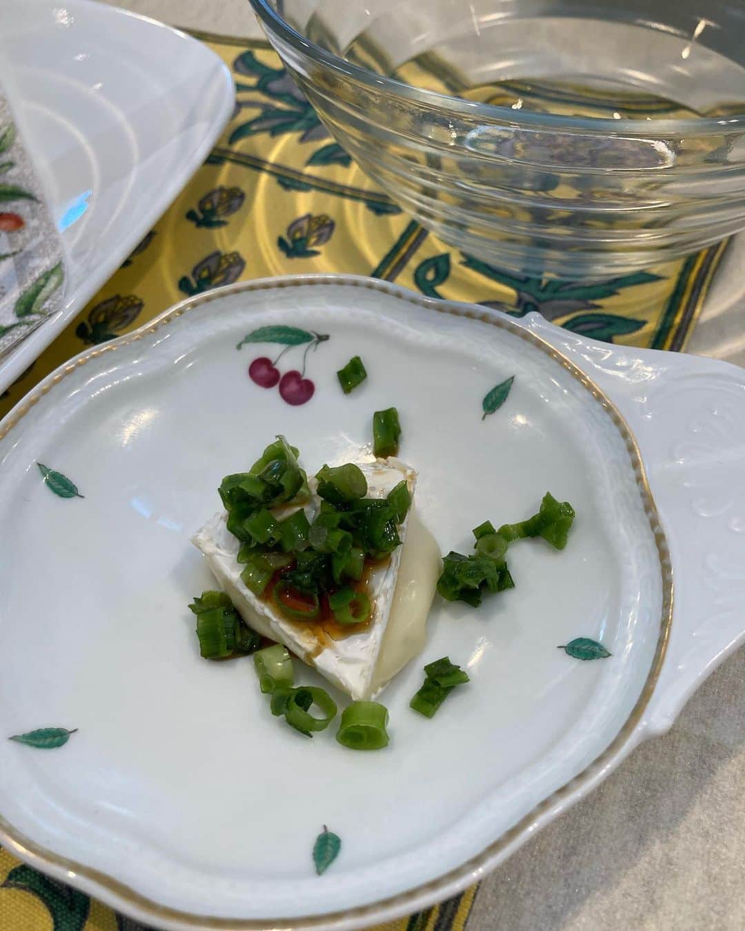 安藤優子さんのインスタグラム写真 - (安藤優子Instagram)「昨晩のテーブル！  お早うございます‼️  夕方早くからのちょっとしたお食事会。  メニューは、冷やし出汁トマト、翡翠豆、茹でたて枝豆、カマンベールチーズの青ネギかけ、夏のグリーン野菜の焼き浸し、筑前煮、画像の枚数の関係で写真ありませんが、とうもろこしご飯と牛タン、ステーキでした。  たくさん作ったので、余ったらお持ち帰りにしようと思っていましたが、嬉しいことに完売‼️  みなさんあまりお酒は召し上がらないのですが、念のため食器は割れにくいものを中心にセレクト。  お料理で好評だったのは、冷やし出汁トマト。  トマトを湯むきして、濃いめのお出汁に漬けて冷やしておいたものです。  前の晩に作って置いたので、当日はパイレックスの器に出汁ごと入れて、ミントの葉をあしらいました。  ミントが和風のお出汁に意外によく合うんです。  鰹のたたきの下には、貝割れ、アーリーレッド、三つ葉、セロリ、新生姜、それぞれをスライスしたものなどを混ぜて敷いてあります。  サラダ感覚で召し上がっていただきました。  そうだ、大きなガラスの器に入っているのは、二色奴。普通のお豆腐と卵豆腐を、食べやすい大きさに切って合わせたものです。  こちらはたっぷりの茗荷と青ネギ、出汁醤油で。  あと、焼き浸しの器の写真が反転してしまっていて、ごめんなさい。ご質問いただいた通り、くらま山椒をたっぷり使っています。お出汁は濃いめ、これ！旨つゆ！も使っています。  そんなこんなで、ザ・夏の食卓でした。  さて、昨日に続いて本日も猛暑日になる東京、そろそろ行動開始です。  昨日のリンの様子や、載せられなかったお料理はまた後ほどアップしますね！  それにしても後半とは言えまだ6月、この調子で暑くなったら来月以降どうなっちゃうのか⁉️  心配になります。  みなさまもこの暑さ、くれぐれもお気をつけてお過ごしくださいませ。  本日も楽しい一日になりますように‼️  #夏の食卓  #冷やし出汁トマト   #フレンチブルドッグ  #安藤優子」6月26日 5時50分 - yukoando0203