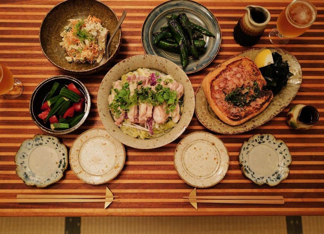 高山都さんのインスタグラム写真 - (高山都Instagram)「アペロ🙋🏻‍♂️🍺🍷してしまった為、多少時短と手抜きになってしまった金曜日の晩ごはん。 遅くなりそうな日は、翌日胃が重たくならないように(ワタシは🐷にならないように。) 帰宅して、すぐ取り掛かったのは鶏肉を塩麹と酒でマリネと豆腐の水切り。 で、お風呂に入り、お料理スタート。 @usagifarm_ai の定期便に入ってた立派なキャベツはザクザク切ってたっぷりとせいろに敷き詰めて、上にマリネ液ごとの鶏肉をどーん。あとは20分蒸すだけ。 簡単なのにジューシーで下のキャベツも鶏からの旨味かぶって美味！！ 水切りした白和えは、ねりごまとごま油、いりごまと合わせてクリーミーに。ねっとり衣にします。 刻んだザーサイ、ピーラーで細切りにしたにんじん(軽く塩振って揉むと馴染みやすい)、千切りのセロリとあわせて。甘くない中華風の白和えに。 この白和え、夏にぴったりでさっぱりしてるのに食べ応えあってとてもお気に入りです。 あとは、甘長唐辛子をごま油とオイスターソースみりんで炒めたのとか、谷口揚げはフライパンでこんがり焼いただけ。 オクラとフルーツトマトには、仲良しの友人たちからのお祝いレモンの木になってた実を早速絞って。 @blenda0305  @takec824  @happy_takuma  @kang_hanna_jp  うつわは #宮城陶器 @miyagipottery @miyagimasayuki  素敵なみなさんからのお祝いで完成した食卓になりました。幸せでありがとうはみ出ます🥹 #みやれゴハン」6月26日 10時15分 - miyare38
