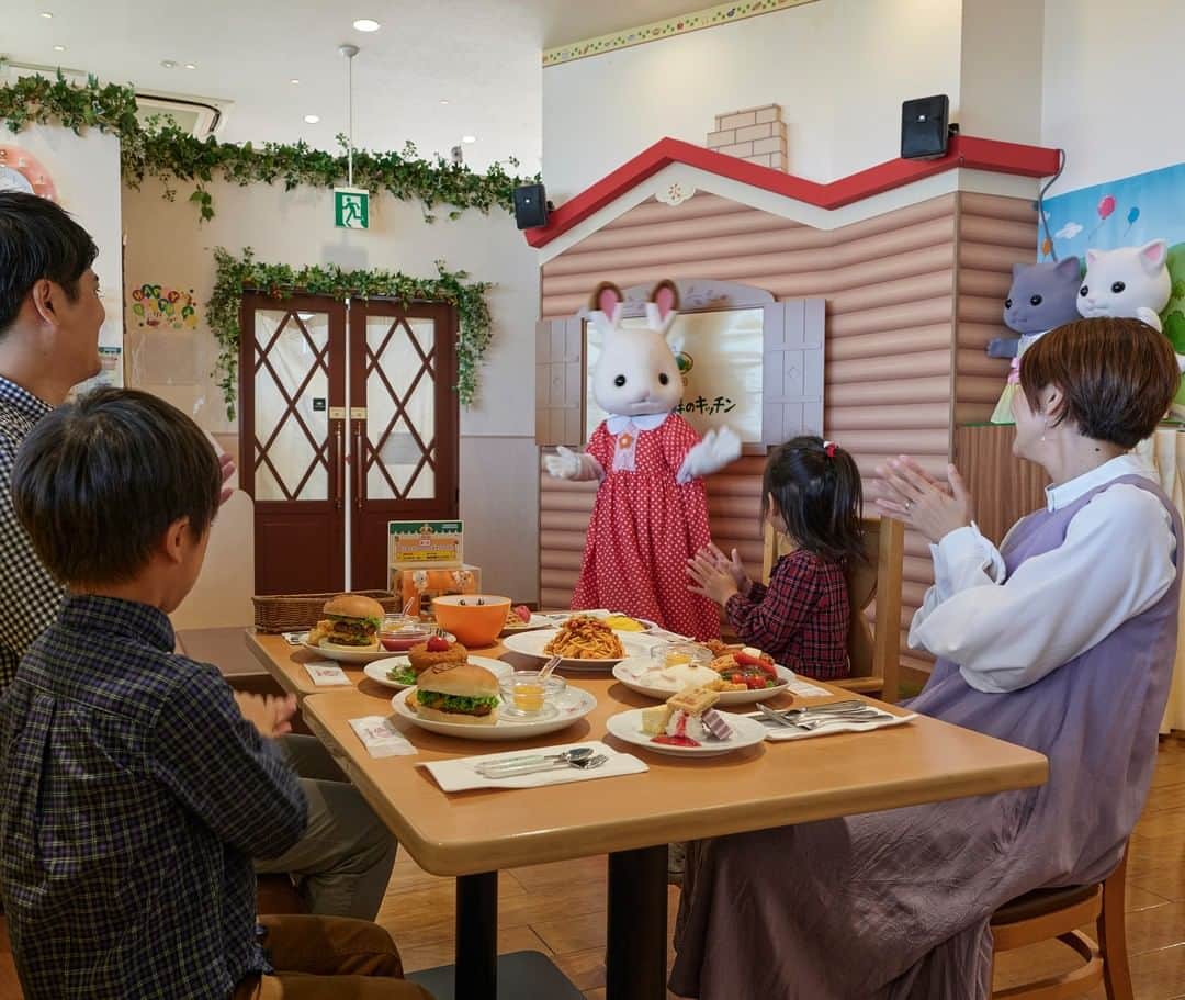 アクアビーズ公式さんのインスタグラム写真 - (アクアビーズ公式Instagram)「埼玉県にある『シルバニア 森のキッチン』では、お食事やお買い物を楽しんでいただけます！ シルバニアファミリーのなかまたちと、すてきなディスプレイがみなさんをお出迎え✨  シルバニアファミリーのなかまがやって来る、ミニショーや記念撮影も楽しめます📷  ぜひ遊びに来てね🎵  #シルバニアファミリー #シルバニア #sylvanianfamilies #calicocritters #sylvanian #ドールハウス #dollhouse #ミニチュア #miniature #エポック社 　 #森のキッチン #レストラン #埼玉県 #レイクタウン」6月26日 11時00分 - epoch1958_jp