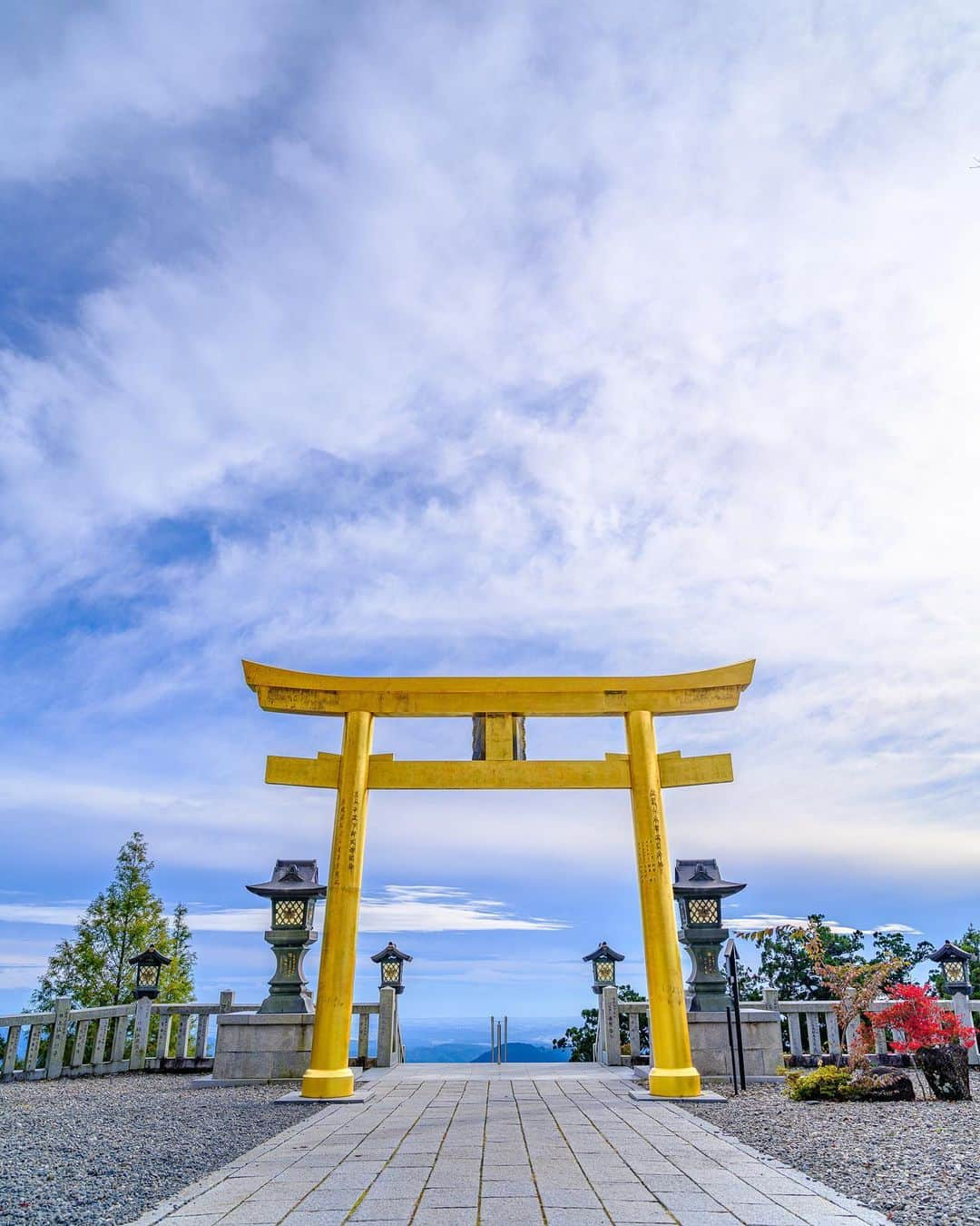 SHOCK EYEさんのインスタグラム写真 - (SHOCK EYEInstagram)「静岡県にある秋葉山本宮秋葉神社の金の鳥居⛩ 丁度今頃は、夏越しの大祓で、茅の輪が設置されている頃ではないかな？ めちゃくちゃかっこいい姿だからさ、 この時期に一度は行ってみたいなー✨  #秋葉神社 #浜松 #金の鳥居 #茅の輪」6月26日 11時40分 - shockeye_official