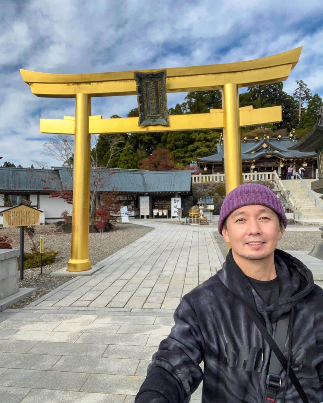 SHOCK EYEさんのインスタグラム写真 - (SHOCK EYEInstagram)「静岡県にある秋葉山本宮秋葉神社の金の鳥居⛩ 丁度今頃は、夏越しの大祓で、茅の輪が設置されている頃ではないかな？ めちゃくちゃかっこいい姿だからさ、 この時期に一度は行ってみたいなー✨  #秋葉神社 #浜松 #金の鳥居 #茅の輪」6月26日 11時40分 - shockeye_official