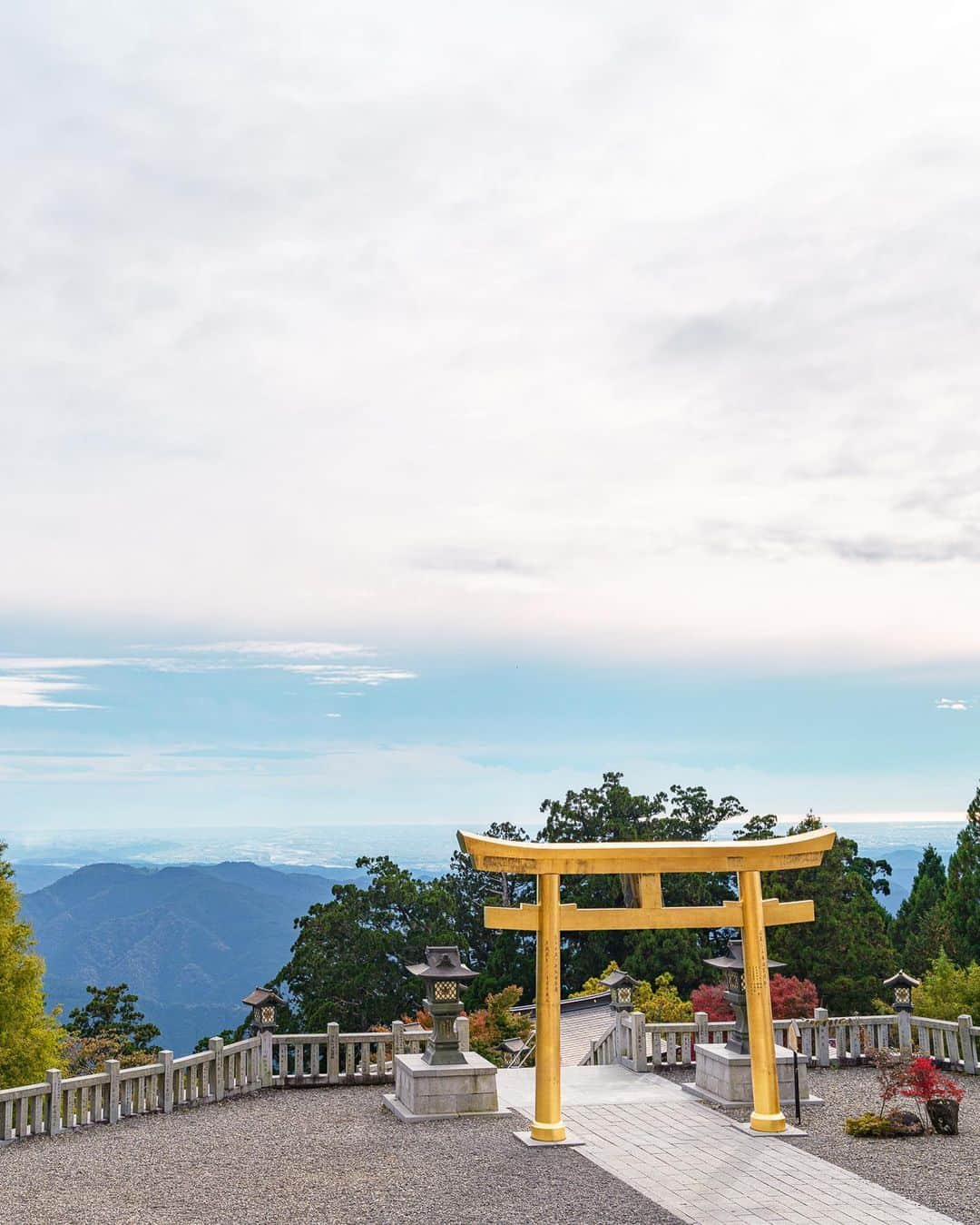 SHOCK EYEさんのインスタグラム写真 - (SHOCK EYEInstagram)「静岡県にある秋葉山本宮秋葉神社の金の鳥居⛩ 丁度今頃は、夏越しの大祓で、茅の輪が設置されている頃ではないかな？ めちゃくちゃかっこいい姿だからさ、 この時期に一度は行ってみたいなー✨  #秋葉神社 #浜松 #金の鳥居 #茅の輪」6月26日 11時40分 - shockeye_official