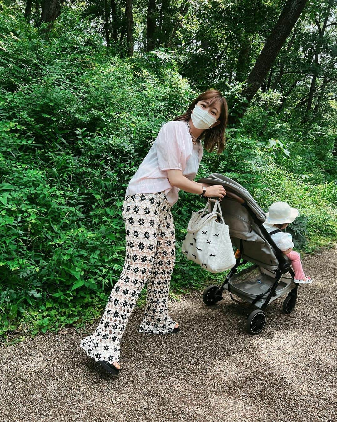 菊地亜美さんのインスタグラム写真 - (菊地亜美Instagram)「. 先日家族で横浜にある公園へ⛲️🌈 暑かったな〜🥵🔥  トップスとバッグは @gypsohila.jpn ♥︎ パンツは @maisonspecial_women ♥︎ 娘と一緒にカラフルにしたの🌈🤍  今日も暑すぎてとろけそう🥹 暑さで10kgくらい痩せないかな🥹🫶🏻」6月26日 12時36分 - amikikuchi0905