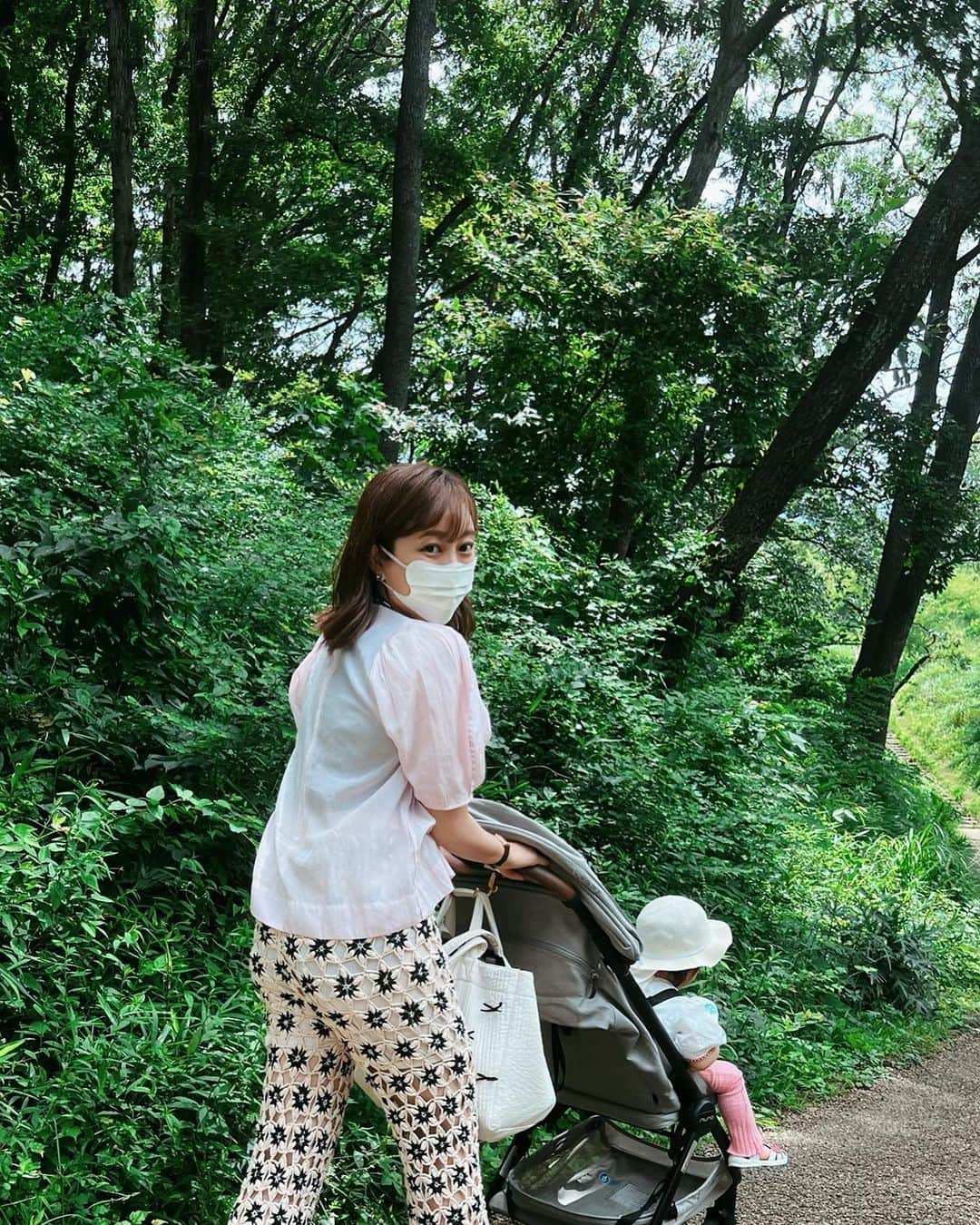 菊地亜美さんのインスタグラム写真 - (菊地亜美Instagram)「. 先日家族で横浜にある公園へ⛲️🌈 暑かったな〜🥵🔥  トップスとバッグは @gypsohila.jpn ♥︎ パンツは @maisonspecial_women ♥︎ 娘と一緒にカラフルにしたの🌈🤍  今日も暑すぎてとろけそう🥹 暑さで10kgくらい痩せないかな🥹🫶🏻」6月26日 12時36分 - amikikuchi0905