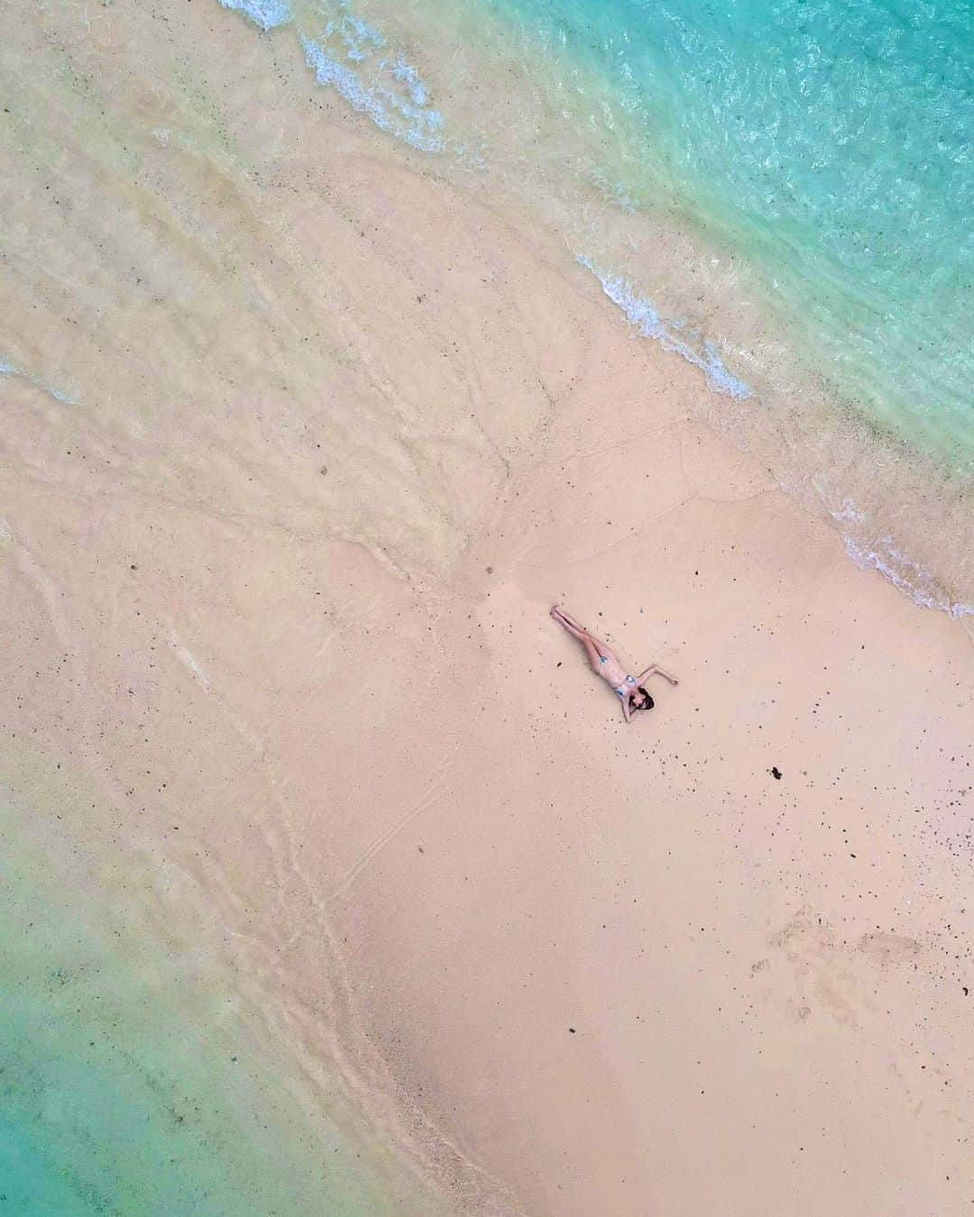 山崎みどりさんのインスタグラム写真 - (山崎みどりInstagram)「小浜島にある幻の島【浜島】  干潮時にしか現れない島..  ただただ美しくて感動🥺 ────────────────────────── #浜島#小浜島#幻の島#kohamajima #最高の幸せ#tiktok #beach#island#ドローン#ドローン撮影 #Drone#dronevideo #小浜島観光#ブラジリアンビキニ#brazilianbikini  #happylife#kohamaisland #海が大好き#sealife」6月26日 14時25分 - midori_yamasaki_