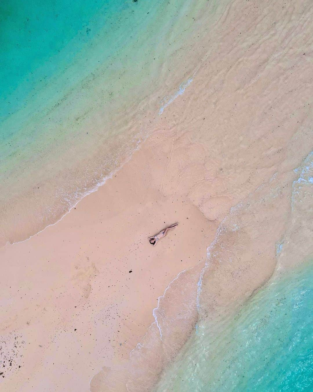 山崎みどりさんのインスタグラム写真 - (山崎みどりInstagram)「小浜島にある幻の島【浜島】  干潮時にしか現れない島..  ただただ美しくて感動🥺 ────────────────────────── #浜島#小浜島#幻の島#kohamajima #最高の幸せ#tiktok #beach#island#ドローン#ドローン撮影 #Drone#dronevideo #小浜島観光#ブラジリアンビキニ#brazilianbikini  #happylife#kohamaisland #海が大好き#sealife」6月26日 14時25分 - midori_yamasaki_