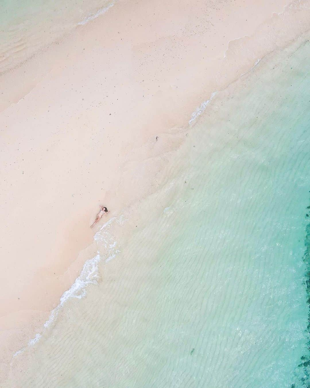 山崎みどりさんのインスタグラム写真 - (山崎みどりInstagram)「小浜島にある幻の島【浜島】  干潮時にしか現れない島..  ただただ美しくて感動🥺 ────────────────────────── #浜島#小浜島#幻の島#kohamajima #最高の幸せ#tiktok #beach#island#ドローン#ドローン撮影 #Drone#dronevideo #小浜島観光#ブラジリアンビキニ#brazilianbikini  #happylife#kohamaisland #海が大好き#sealife」6月26日 14時25分 - midori_yamasaki_