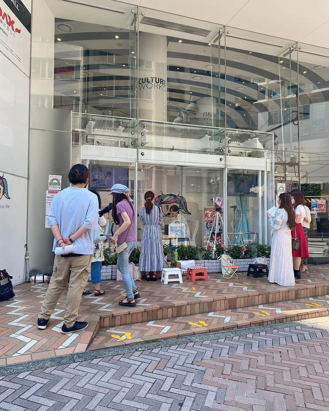 道岡桃子さんのインスタグラム写真 - (道岡桃子Instagram)「暑い😂💦  真夏のような渋谷からお届けしました！☀️  毎週サテライトスタジオにいると、 季節の変化を感じられます✨  暑いとボーダー着る人が増える👕（私調べ）  今週末は熱中症注意❣️ 室内にいたほうが良さそうです💦  #アナウンサー #生放送 #ラジオ #笑顔のデザイン #ラジオパーソナリティ #リポーター #ポニーテール #アナウンサー衣装 #衣装 #衣装提供 #SHEIN #SHEINforall #SHEIN購入品 #今日のコーデ #ootd #ootdfashion #shibuya #japan #summer クーポン：SSV5040」6月26日 14時34分 - momoko_ana