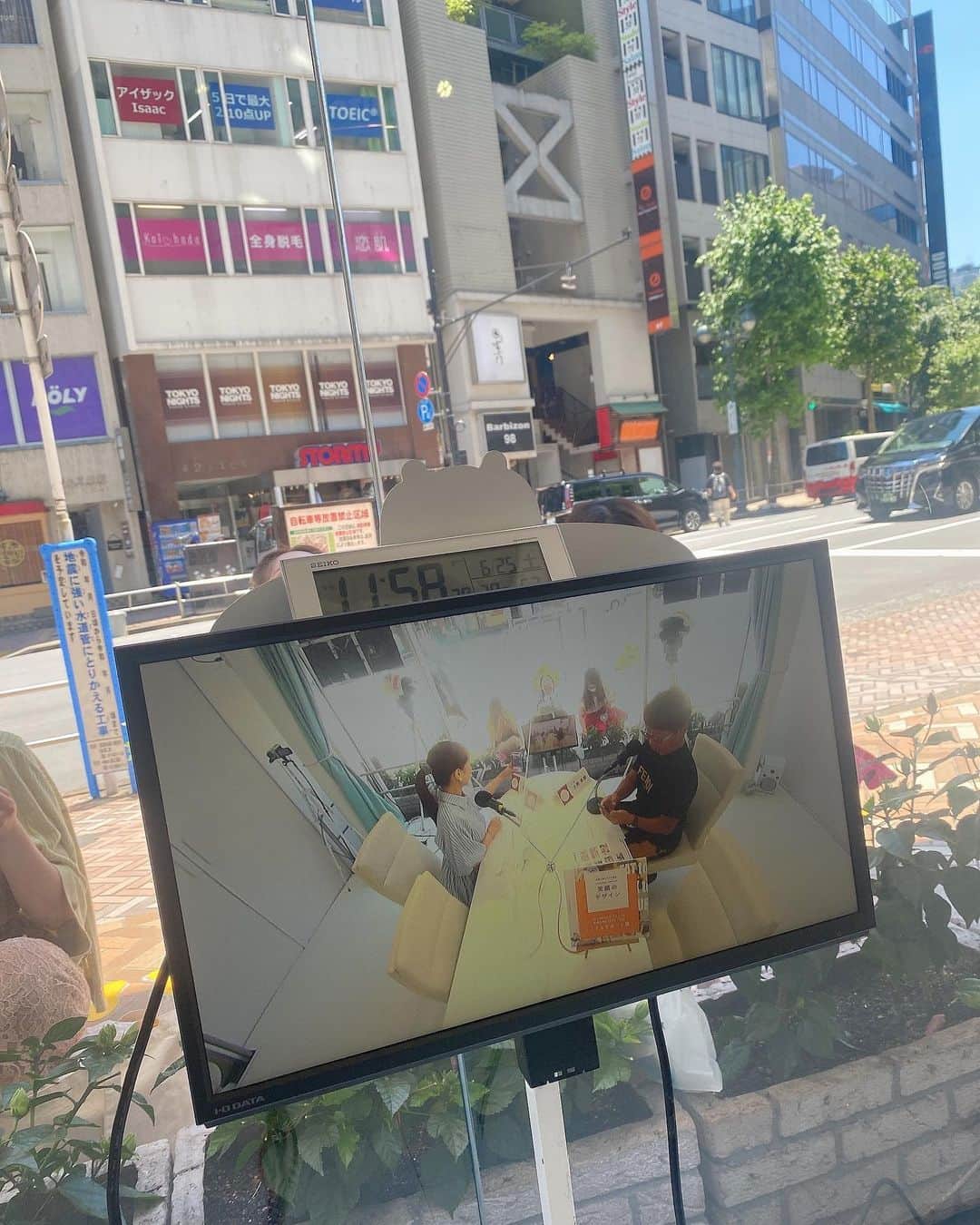 道岡桃子さんのインスタグラム写真 - (道岡桃子Instagram)「暑い😂💦  真夏のような渋谷からお届けしました！☀️  毎週サテライトスタジオにいると、 季節の変化を感じられます✨  暑いとボーダー着る人が増える👕（私調べ）  今週末は熱中症注意❣️ 室内にいたほうが良さそうです💦  #アナウンサー #生放送 #ラジオ #笑顔のデザイン #ラジオパーソナリティ #リポーター #ポニーテール #アナウンサー衣装 #衣装 #衣装提供 #SHEIN #SHEINforall #SHEIN購入品 #今日のコーデ #ootd #ootdfashion #shibuya #japan #summer クーポン：SSV5040」6月26日 14時34分 - momoko_ana
