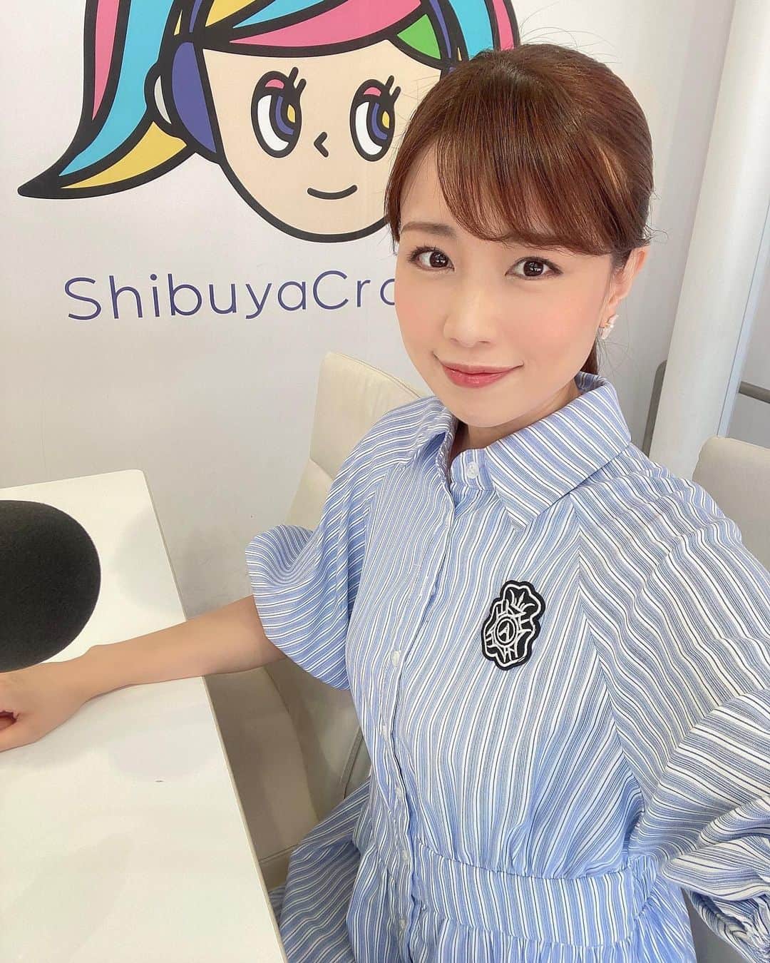 道岡桃子さんのインスタグラム写真 - (道岡桃子Instagram)「暑い😂💦  真夏のような渋谷からお届けしました！☀️  毎週サテライトスタジオにいると、 季節の変化を感じられます✨  暑いとボーダー着る人が増える👕（私調べ）  今週末は熱中症注意❣️ 室内にいたほうが良さそうです💦  #アナウンサー #生放送 #ラジオ #笑顔のデザイン #ラジオパーソナリティ #リポーター #ポニーテール #アナウンサー衣装 #衣装 #衣装提供 #SHEIN #SHEINforall #SHEIN購入品 #今日のコーデ #ootd #ootdfashion #shibuya #japan #summer クーポン：SSV5040」6月26日 14時34分 - momoko_ana