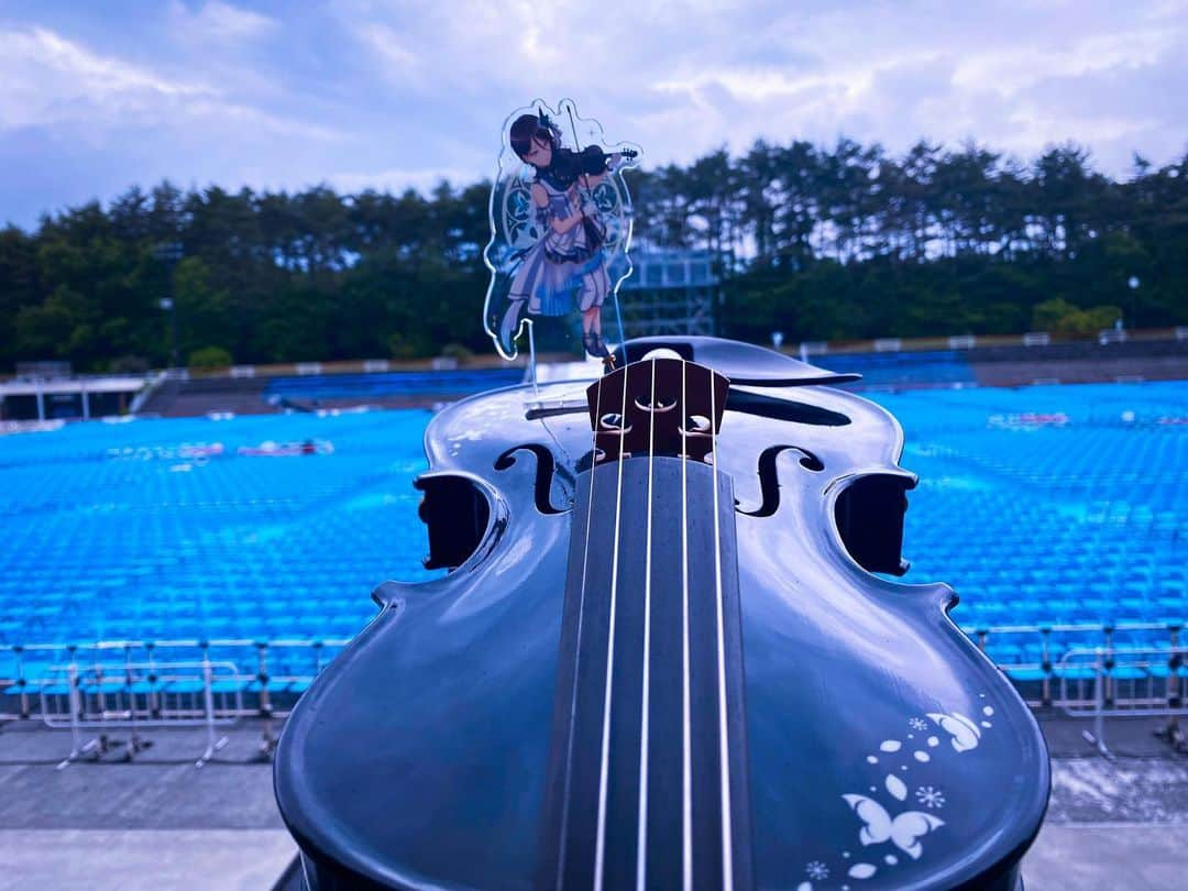 AYASAさんのインスタグラム写真 - (AYASAInstagram)「🦋🎻 今回も一緒に頑張ってくれた相棒❤︎ 雨ニモマケズ湿気ニモマケズ…✨ 本当にありがとう🥰お疲れ様でした🥰 ※3,4枚目は撮影中の図w ・ ・ #ミソロジー2 #mythology2  #raiseasuilen #morfonica  #RAS #モニカ #バンドリ  #富士急ハイランド #八潮瑠唯  #violin #バヨリン #5弦バイオリン #gliga」6月26日 15時13分 - ayasa_doya