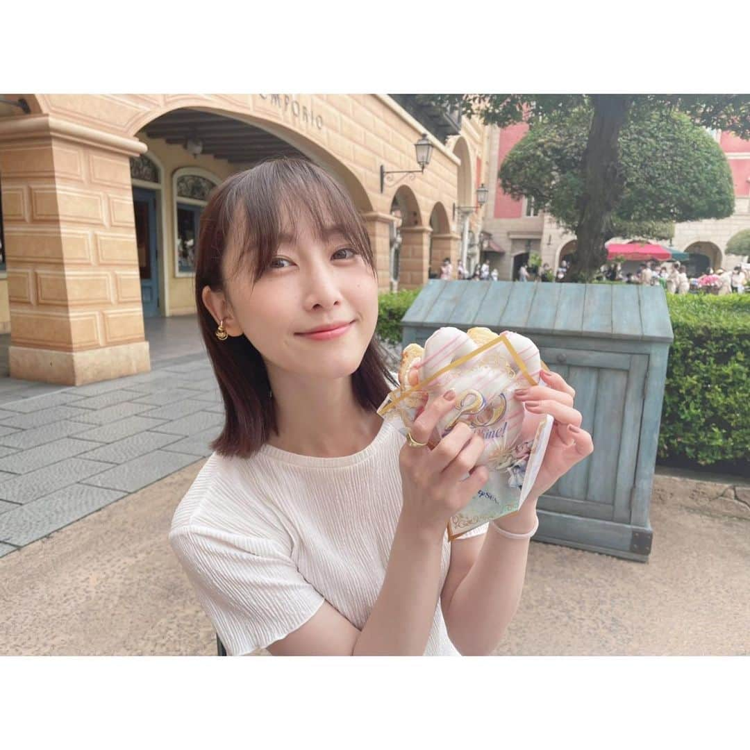 松井玲奈さんのインスタグラム写真 - (松井玲奈Instagram)「ディズニーシーの美味しいドーナツ🍩 「ピーチ＆チーズクリームドーナツ」  チーズクリームと桃がサンドされたミッキー型のドーナツ🍩✨ チーズクリームがさっぱりしてて桃との相性が最高でしたー！これはまた食べたいーーーー！ かなりボリュームがあるので食べ応えは抜群です！  #ディズニーシー」6月26日 15時24分 - renamatui27