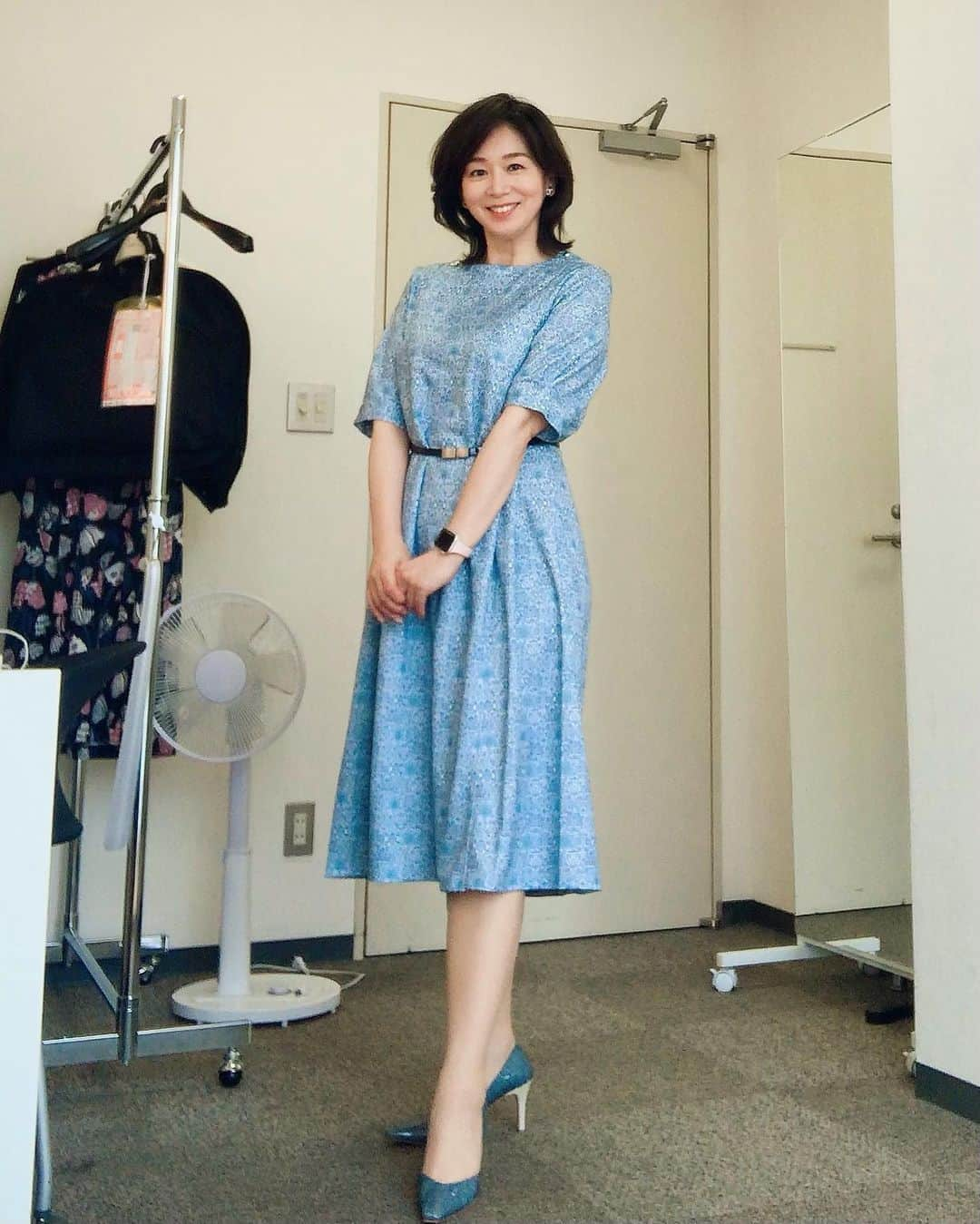 伊藤聡子さんのインスタグラム写真 - (伊藤聡子Instagram)「暑い週末でしたね〜💦 先週のアップ♪の衣装はnewyorkerのブルーのワンピースでした😊 名古屋駅麺通りのラーメン屋さんが名古屋グルメとコラボした限定メニューを発売するというニュースで…麺すすりポーズ🍜相変わらず男性陣の役者ぶりがすごい😆 名古屋のホテルで夜食中の図😁 #メーテレアップ#newyorker#伊藤聡子」6月26日 16時43分 - satokoito73