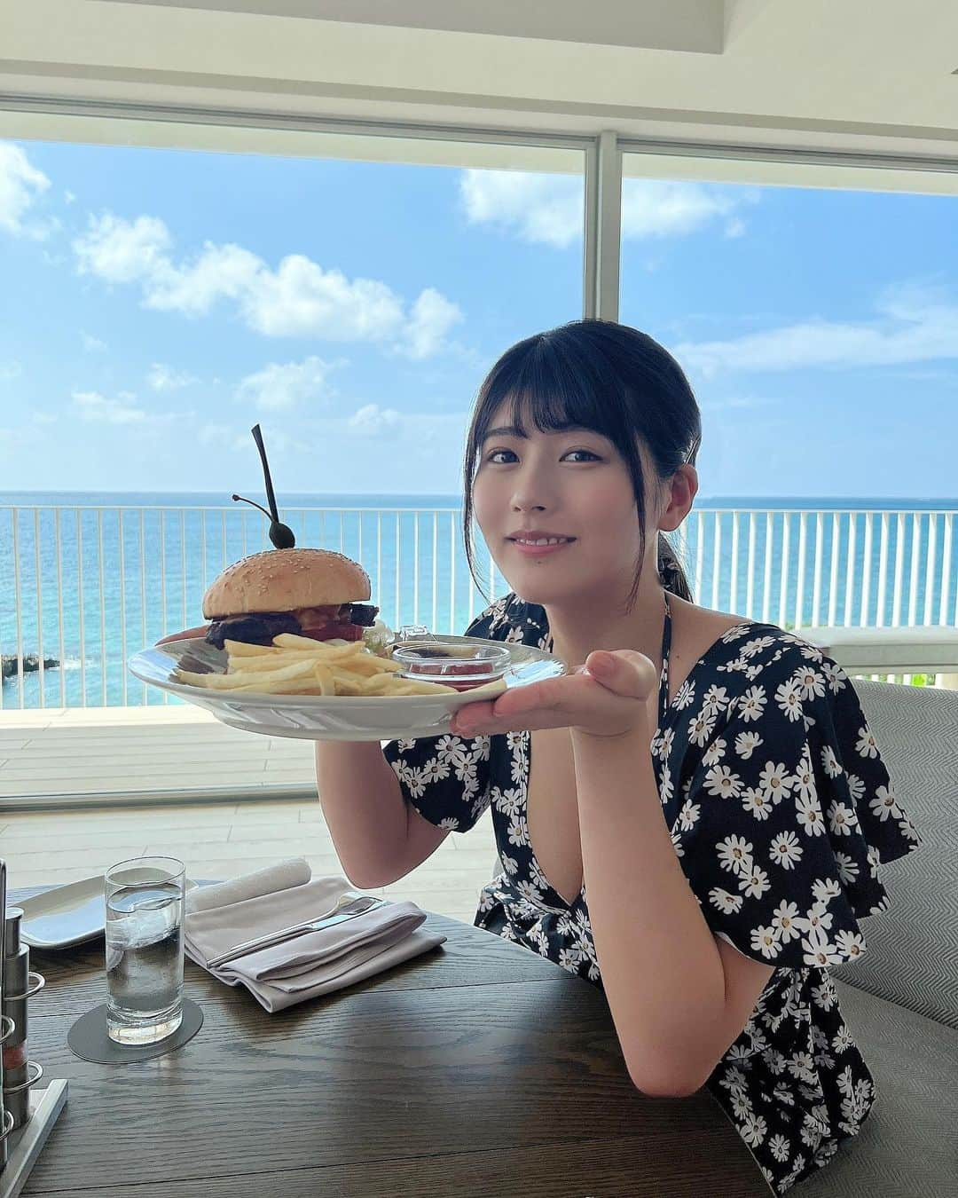 ちとせよしのさんのインスタグラム写真 - (ちとせよしのInstagram)「みんなの夏の過ごし方は〜？‪- ̗̀ ☺︎ ̖́-‬ 私は楽しみな予定が少しずつ立ってきてます☺️ 夏満喫するぞ〜✊🏻✨  宮古島もまた行きたいな♫ 今年こそ泳げるようになりたい…笑  #沖縄旅行 #宮古島 #okinawa #miyakojima #seaview #ワンピース水着」6月26日 17時33分 - chitose_yoshino