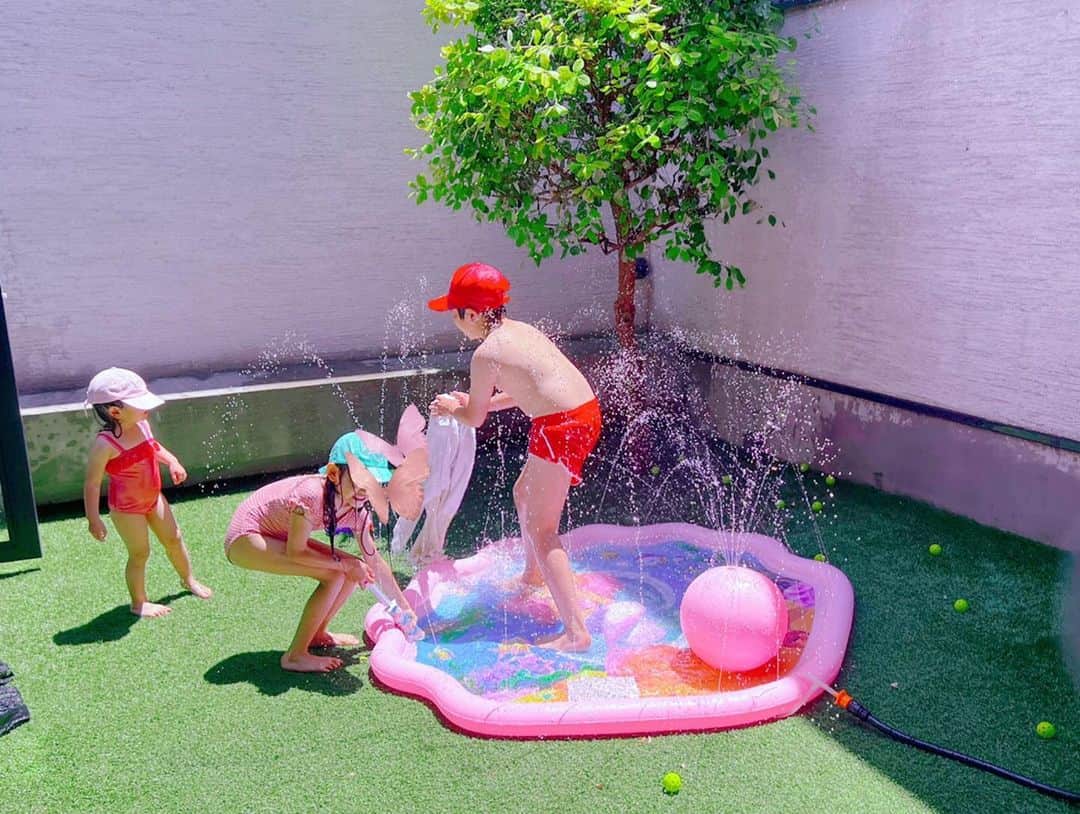 藤本美貴さんのインスタグラム写真 - (藤本美貴Instagram)「夏ですね〜☺︎  我が家も水遊びと流しそうめんで 楽しみました♡」6月26日 18時11分 - mikittyfujimoto