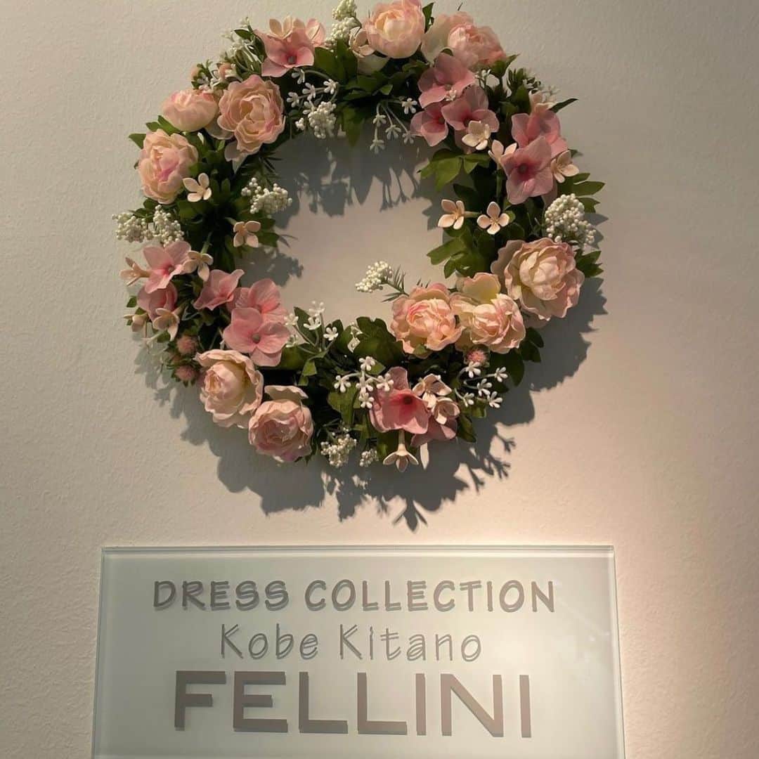 小林万希子さんのインスタグラム写真 - (小林万希子Instagram)「・ 神戸北野にあるブライダルサロン 「kobe FELLINI」✨✨ @kobekitanofellini.wedding   大人気ブライダルアクセサリーブランド「ラブティアラ」。フランス老舗ブランド「プロニプシア」からインポートアクセサリー、ラブティアラオリジナルアクセサリーなどティアラ70数種類以上の品揃え✨  昨日お伺いして、最終ティアラを決めてまいりました。  神戸らしいエレガントさと華やかさを兼ね備えたFELLINIのティアラ✨✨  どなたのもとにいくのかな…と 想いを馳せながら選ばせていただきました♡ 心からのエールと❤️ 最高のプレゼントになりますように🙏✨ ファイナリストの皆様 楽しみにしていてくださいね💕  *+:;;;:+*+:;;;:+*+:;;;:+*+:;;;:+*   店内至るところにフライヤーを貼ってくださってました♡ 金子さんありがとうございました🙏✨  *+:;;;:+*+:;;;:+*+:;;;:+*+:;;;:+*   🟧募集締め切り間もなく❗️🟧  エントリー6月30日(木)まで！！  ミセスコンテストは あなたの夢を叶える場所✨  勇気を出して一歩踏み出してみませんか？  あなたと同じ想いの素敵な仲間と一緒に、 なりたかった自分に出会うために、 勇気をもって挑みませんか？🙏✨  未来のあなたが必ず「ありがとう」と言ってくれるはず♡  まだ間に合います！  あなたのエントリー 心からお待ちしています💓  *+:;;;:+*+:;;;:+*+:;;;:+*+:;;;:+*   👑ミセスオブザイヤー2022兵庫大会👑  🔶まだまだエントリー募集しております‼️ エントリー専用ページよりお申し込みください。 →→プロフィール欄にございます👠  🔷ファイナリストを支援して下さる スポンサー様を募集しております‼️ →→ご説明をさせていただきますので、 プロフィール欄に記載しているURLより ご連絡をお待ちしております🙏  *+:;;;:+*+:;;;:+*+:;;;:+*+:;;;:+*   【ミセスオブザイヤー兵庫大会】 　　場所　:  エスタシオン・デ・神戸 　　日程　:  2022年8月3日(水)  　　　　　エントリー締め切り　 　　　　　2022年　6月30日(木)  *+:;;;:+*+:;;;:+*+:;;;:+*+:;;;:+* *+:;;;:+*+:;;;:+  【応募方法】 エントリー専用ページよりお申し込みください。 →→👠プロフィール欄にございます👠 @mrs_of_the_year_hyogo   ※郵送によるエントリーは受付しておりません。 ※募集締切日は地域によって異なりますので、ご注意ください。[兵庫大会は6月末日まで］  *+:;;;:+*+:;;;:+*+:;;;:+*+:;;;:+* *+:;;;:+*+:;;;:+  #Mrs＆Mr of the Year2022 #ミセスオブザイヤー  #ミセスオブザイヤーファイナリスト  #ミセスオブザイヤー2022兵庫 #エイジレス #ボーダーレス  #カッコいい女性  #地方大会 #地域社会貢献 #sdgs  #ジェンダー平等  #パートナーシップ  #あなた自身の手で  #あなた自身の人生を作る  #エントリーお待ちしています  @mrs_of_the_year_hyogo プロフィール欄から💓」6月26日 18時16分 - macky1218