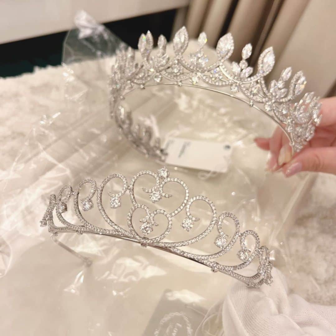 小林万希子さんのインスタグラム写真 - (小林万希子Instagram)「・ 神戸北野にあるブライダルサロン 「kobe FELLINI」✨✨ @kobekitanofellini.wedding   大人気ブライダルアクセサリーブランド「ラブティアラ」。フランス老舗ブランド「プロニプシア」からインポートアクセサリー、ラブティアラオリジナルアクセサリーなどティアラ70数種類以上の品揃え✨  昨日お伺いして、最終ティアラを決めてまいりました。  神戸らしいエレガントさと華やかさを兼ね備えたFELLINIのティアラ✨✨  どなたのもとにいくのかな…と 想いを馳せながら選ばせていただきました♡ 心からのエールと❤️ 最高のプレゼントになりますように🙏✨ ファイナリストの皆様 楽しみにしていてくださいね💕  *+:;;;:+*+:;;;:+*+:;;;:+*+:;;;:+*   店内至るところにフライヤーを貼ってくださってました♡ 金子さんありがとうございました🙏✨  *+:;;;:+*+:;;;:+*+:;;;:+*+:;;;:+*   🟧募集締め切り間もなく❗️🟧  エントリー6月30日(木)まで！！  ミセスコンテストは あなたの夢を叶える場所✨  勇気を出して一歩踏み出してみませんか？  あなたと同じ想いの素敵な仲間と一緒に、 なりたかった自分に出会うために、 勇気をもって挑みませんか？🙏✨  未来のあなたが必ず「ありがとう」と言ってくれるはず♡  まだ間に合います！  あなたのエントリー 心からお待ちしています💓  *+:;;;:+*+:;;;:+*+:;;;:+*+:;;;:+*   👑ミセスオブザイヤー2022兵庫大会👑  🔶まだまだエントリー募集しております‼️ エントリー専用ページよりお申し込みください。 →→プロフィール欄にございます👠  🔷ファイナリストを支援して下さる スポンサー様を募集しております‼️ →→ご説明をさせていただきますので、 プロフィール欄に記載しているURLより ご連絡をお待ちしております🙏  *+:;;;:+*+:;;;:+*+:;;;:+*+:;;;:+*   【ミセスオブザイヤー兵庫大会】 　　場所　:  エスタシオン・デ・神戸 　　日程　:  2022年8月3日(水)  　　　　　エントリー締め切り　 　　　　　2022年　6月30日(木)  *+:;;;:+*+:;;;:+*+:;;;:+*+:;;;:+* *+:;;;:+*+:;;;:+  【応募方法】 エントリー専用ページよりお申し込みください。 →→👠プロフィール欄にございます👠 @mrs_of_the_year_hyogo   ※郵送によるエントリーは受付しておりません。 ※募集締切日は地域によって異なりますので、ご注意ください。[兵庫大会は6月末日まで］  *+:;;;:+*+:;;;:+*+:;;;:+*+:;;;:+* *+:;;;:+*+:;;;:+  #Mrs＆Mr of the Year2022 #ミセスオブザイヤー  #ミセスオブザイヤーファイナリスト  #ミセスオブザイヤー2022兵庫 #エイジレス #ボーダーレス  #カッコいい女性  #地方大会 #地域社会貢献 #sdgs  #ジェンダー平等  #パートナーシップ  #あなた自身の手で  #あなた自身の人生を作る  #エントリーお待ちしています  @mrs_of_the_year_hyogo プロフィール欄から💓」6月26日 18時16分 - macky1218