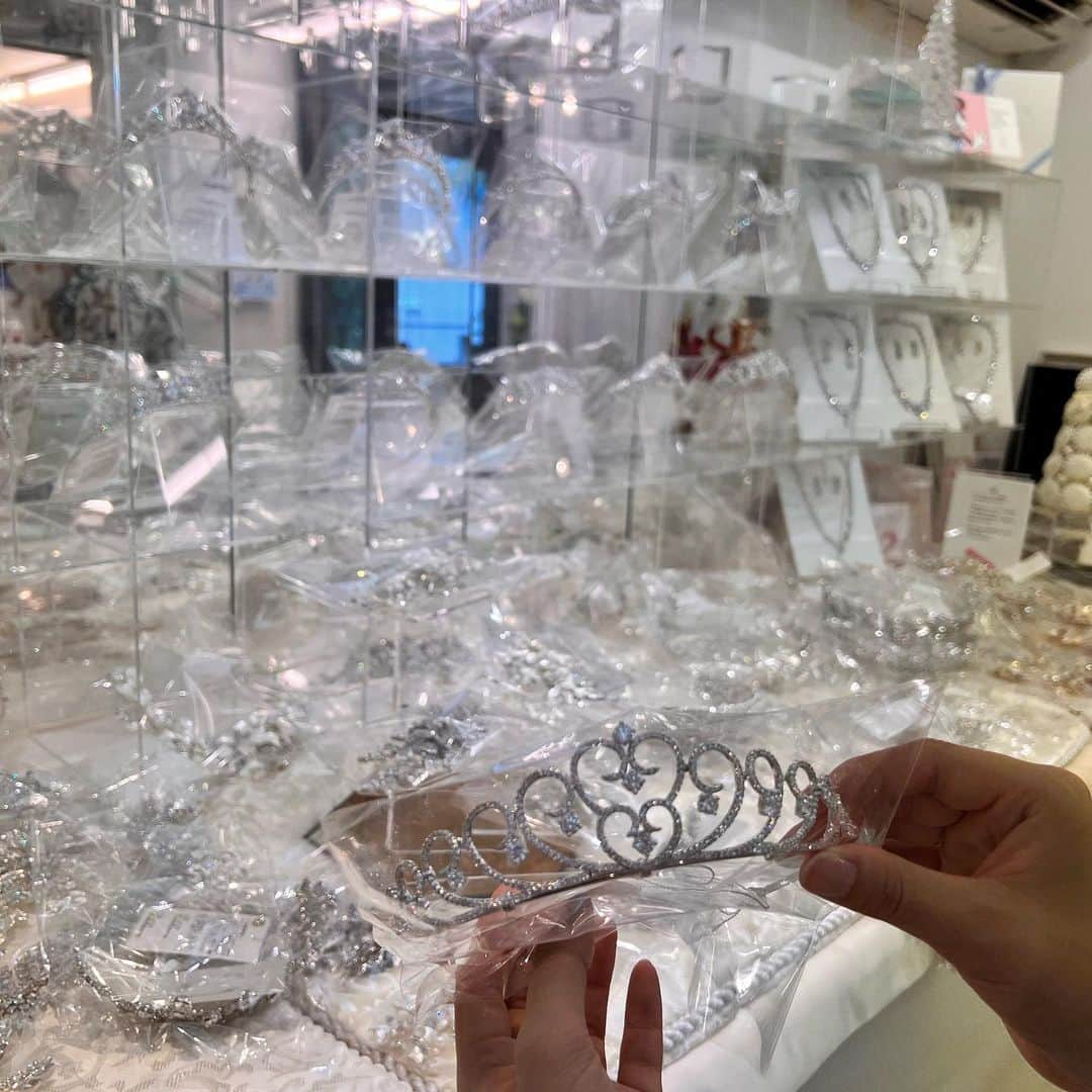 小林万希子さんのインスタグラム写真 - (小林万希子Instagram)「・ 神戸北野にあるブライダルサロン 「kobe FELLINI」✨✨ @kobekitanofellini.wedding   大人気ブライダルアクセサリーブランド「ラブティアラ」。フランス老舗ブランド「プロニプシア」からインポートアクセサリー、ラブティアラオリジナルアクセサリーなどティアラ70数種類以上の品揃え✨  昨日お伺いして、最終ティアラを決めてまいりました。  神戸らしいエレガントさと華やかさを兼ね備えたFELLINIのティアラ✨✨  どなたのもとにいくのかな…と 想いを馳せながら選ばせていただきました♡ 心からのエールと❤️ 最高のプレゼントになりますように🙏✨ ファイナリストの皆様 楽しみにしていてくださいね💕  *+:;;;:+*+:;;;:+*+:;;;:+*+:;;;:+*   店内至るところにフライヤーを貼ってくださってました♡ 金子さんありがとうございました🙏✨  *+:;;;:+*+:;;;:+*+:;;;:+*+:;;;:+*   🟧募集締め切り間もなく❗️🟧  エントリー6月30日(木)まで！！  ミセスコンテストは あなたの夢を叶える場所✨  勇気を出して一歩踏み出してみませんか？  あなたと同じ想いの素敵な仲間と一緒に、 なりたかった自分に出会うために、 勇気をもって挑みませんか？🙏✨  未来のあなたが必ず「ありがとう」と言ってくれるはず♡  まだ間に合います！  あなたのエントリー 心からお待ちしています💓  *+:;;;:+*+:;;;:+*+:;;;:+*+:;;;:+*   👑ミセスオブザイヤー2022兵庫大会👑  🔶まだまだエントリー募集しております‼️ エントリー専用ページよりお申し込みください。 →→プロフィール欄にございます👠  🔷ファイナリストを支援して下さる スポンサー様を募集しております‼️ →→ご説明をさせていただきますので、 プロフィール欄に記載しているURLより ご連絡をお待ちしております🙏  *+:;;;:+*+:;;;:+*+:;;;:+*+:;;;:+*   【ミセスオブザイヤー兵庫大会】 　　場所　:  エスタシオン・デ・神戸 　　日程　:  2022年8月3日(水)  　　　　　エントリー締め切り　 　　　　　2022年　6月30日(木)  *+:;;;:+*+:;;;:+*+:;;;:+*+:;;;:+* *+:;;;:+*+:;;;:+  【応募方法】 エントリー専用ページよりお申し込みください。 →→👠プロフィール欄にございます👠 @mrs_of_the_year_hyogo   ※郵送によるエントリーは受付しておりません。 ※募集締切日は地域によって異なりますので、ご注意ください。[兵庫大会は6月末日まで］  *+:;;;:+*+:;;;:+*+:;;;:+*+:;;;:+* *+:;;;:+*+:;;;:+  #Mrs＆Mr of the Year2022 #ミセスオブザイヤー  #ミセスオブザイヤーファイナリスト  #ミセスオブザイヤー2022兵庫 #エイジレス #ボーダーレス  #カッコいい女性  #地方大会 #地域社会貢献 #sdgs  #ジェンダー平等  #パートナーシップ  #あなた自身の手で  #あなた自身の人生を作る  #エントリーお待ちしています  @mrs_of_the_year_hyogo プロフィール欄から💓」6月26日 18時16分 - macky1218