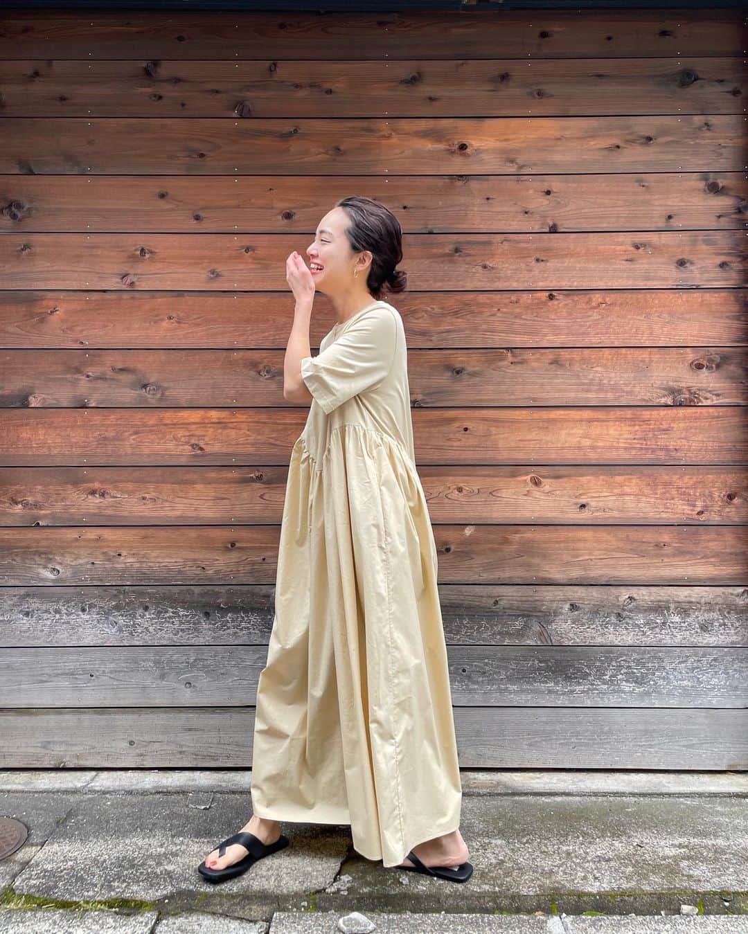 春名亜美さんのインスタグラム写真 - (春名亜美Instagram)「COSのお店に行くと、ちょーどこういうの欲しかったんだよね。というのがピンポイントで見つかる。  シンプルだけど凝ってる。←これアラフォーにはすごく大事な部分だと思ってる。  COSのサンダルは初めて履いたけどすごく歩きやすかった😊  #ワンピース @cosstores_jp  #sandals @cosstores_jp  ・ ・ ・ #cosstores #COSbyyou #cosjapan #cosstoresad #ワンピコーデ」6月26日 18時59分 - amiharunaami