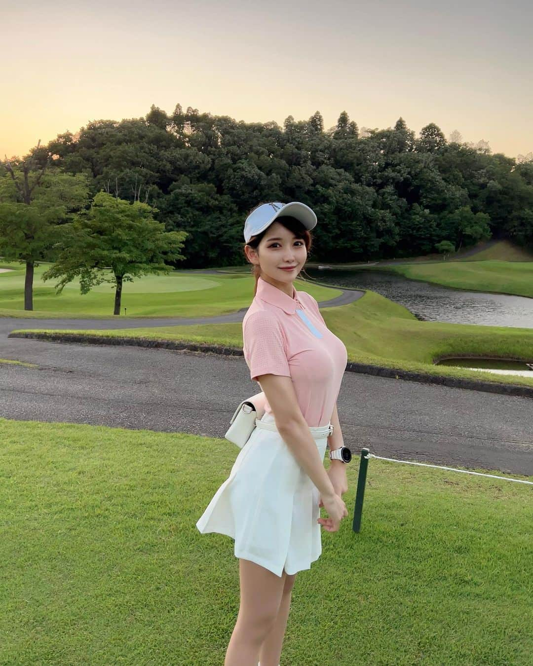 MAYUさんのインスタグラム写真 - (MAYUInstagram)「. はじめてのアーリーバード⛳️🕊✨ . アーリーバードは、早朝スルーのことだよん☺️！ ゴルフ場着くまで空が暗くてどきどきだったけど、スタートの時には良い感じに明るくなった✨ . ４時間かからないくらいでまわれて楽しかったな〜🥳 . ウェアは @putyall_golf 🤍 ピンクと白の組み合わせだいすき🤍💕 バイザーもきらきらなの✨ . ウエストポーチは @awesome.japan 🤍 名前入りでお気に入り😆✨ . #ゴルフ女子#ゴルフ#ゴルフウェア#ゴルフコーデ#アーリーバード#太平洋クラブ成田コース#golf#golfwear#golflife#golfaddict#golfstagram#golfislife#golfclub#golfcourse#golfday#golfgirl#putyallgolf#awesome#awesomejapan#japanesegirl」6月26日 19時06分 - mayu.kina_golf