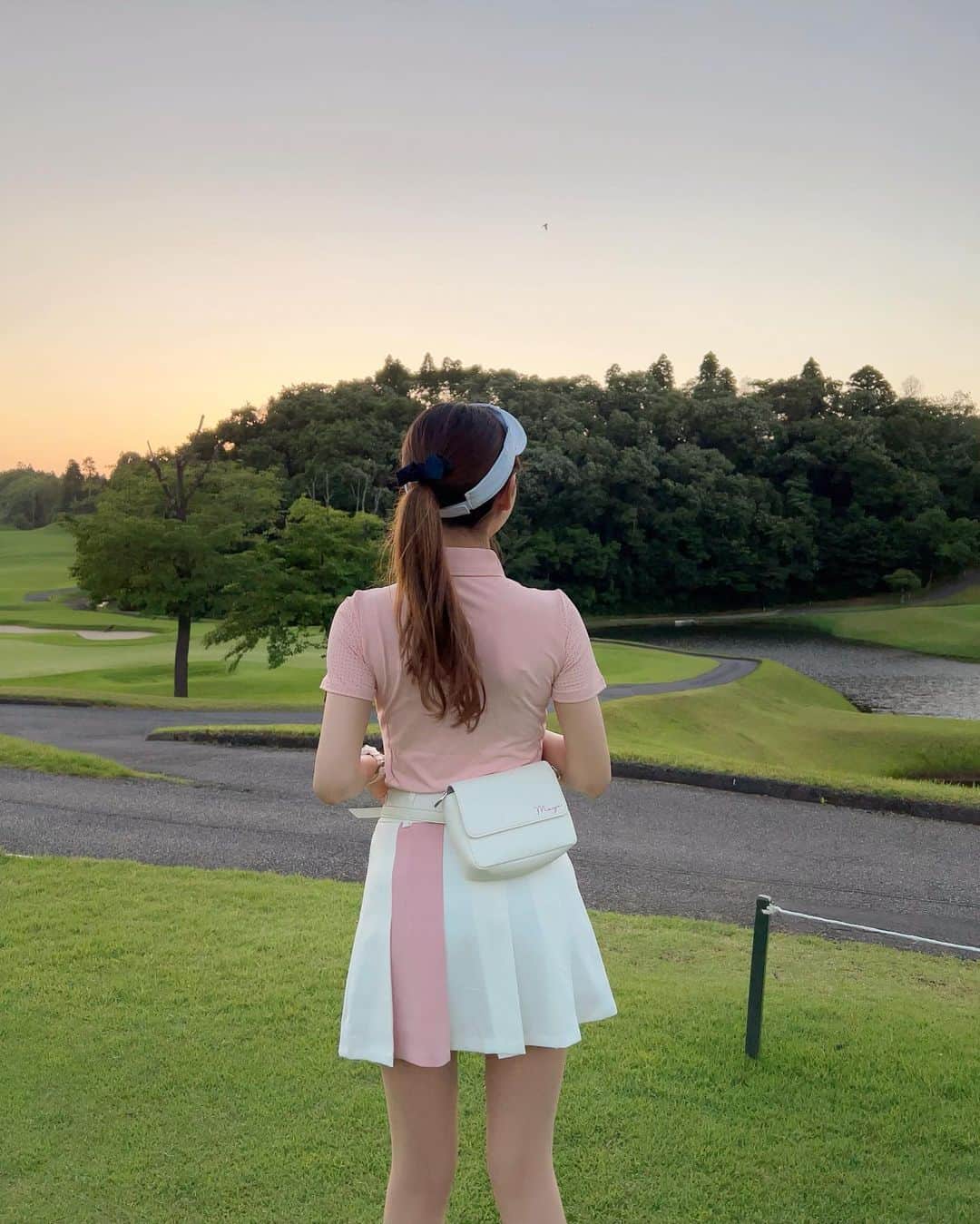 MAYUさんのインスタグラム写真 - (MAYUInstagram)「. はじめてのアーリーバード⛳️🕊✨ . アーリーバードは、早朝スルーのことだよん☺️！ ゴルフ場着くまで空が暗くてどきどきだったけど、スタートの時には良い感じに明るくなった✨ . ４時間かからないくらいでまわれて楽しかったな〜🥳 . ウェアは @putyall_golf 🤍 ピンクと白の組み合わせだいすき🤍💕 バイザーもきらきらなの✨ . ウエストポーチは @awesome.japan 🤍 名前入りでお気に入り😆✨ . #ゴルフ女子#ゴルフ#ゴルフウェア#ゴルフコーデ#アーリーバード#太平洋クラブ成田コース#golf#golfwear#golflife#golfaddict#golfstagram#golfislife#golfclub#golfcourse#golfday#golfgirl#putyallgolf#awesome#awesomejapan#japanesegirl」6月26日 19時06分 - mayu.kina_golf