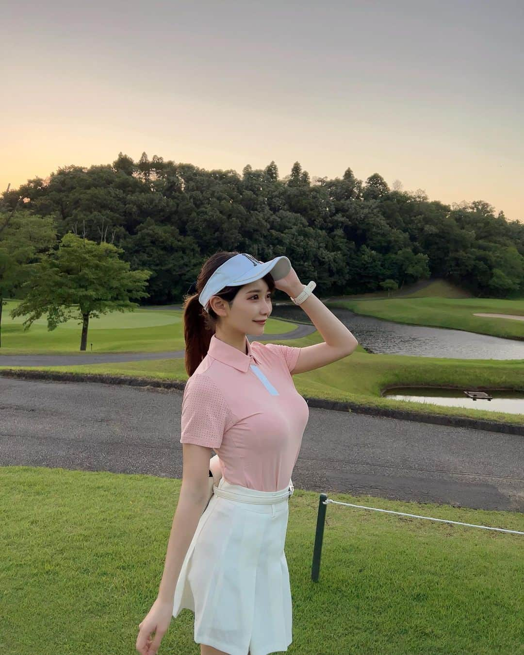 MAYUさんのインスタグラム写真 - (MAYUInstagram)「. はじめてのアーリーバード⛳️🕊✨ . アーリーバードは、早朝スルーのことだよん☺️！ ゴルフ場着くまで空が暗くてどきどきだったけど、スタートの時には良い感じに明るくなった✨ . ４時間かからないくらいでまわれて楽しかったな〜🥳 . ウェアは @putyall_golf 🤍 ピンクと白の組み合わせだいすき🤍💕 バイザーもきらきらなの✨ . ウエストポーチは @awesome.japan 🤍 名前入りでお気に入り😆✨ . #ゴルフ女子#ゴルフ#ゴルフウェア#ゴルフコーデ#アーリーバード#太平洋クラブ成田コース#golf#golfwear#golflife#golfaddict#golfstagram#golfislife#golfclub#golfcourse#golfday#golfgirl#putyallgolf#awesome#awesomejapan#japanesegirl」6月26日 19時06分 - mayu.kina_golf