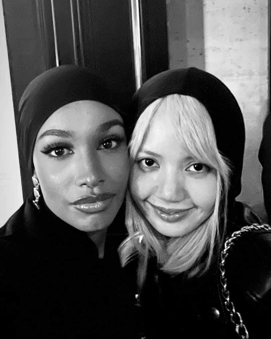 リサさんのインスタグラム写真 - (リサInstagram)「LISA with fashion model @ikramabdi  in Paris 🇫🇷 . . . #LISA #LALISA #리사 #블랙핑크 #BLACKPINK #LALISAMANOBAN #LALISAMANOBAL #blackpinklisa #lisablackpink」6月26日 19時07分 - lisa.blackpink