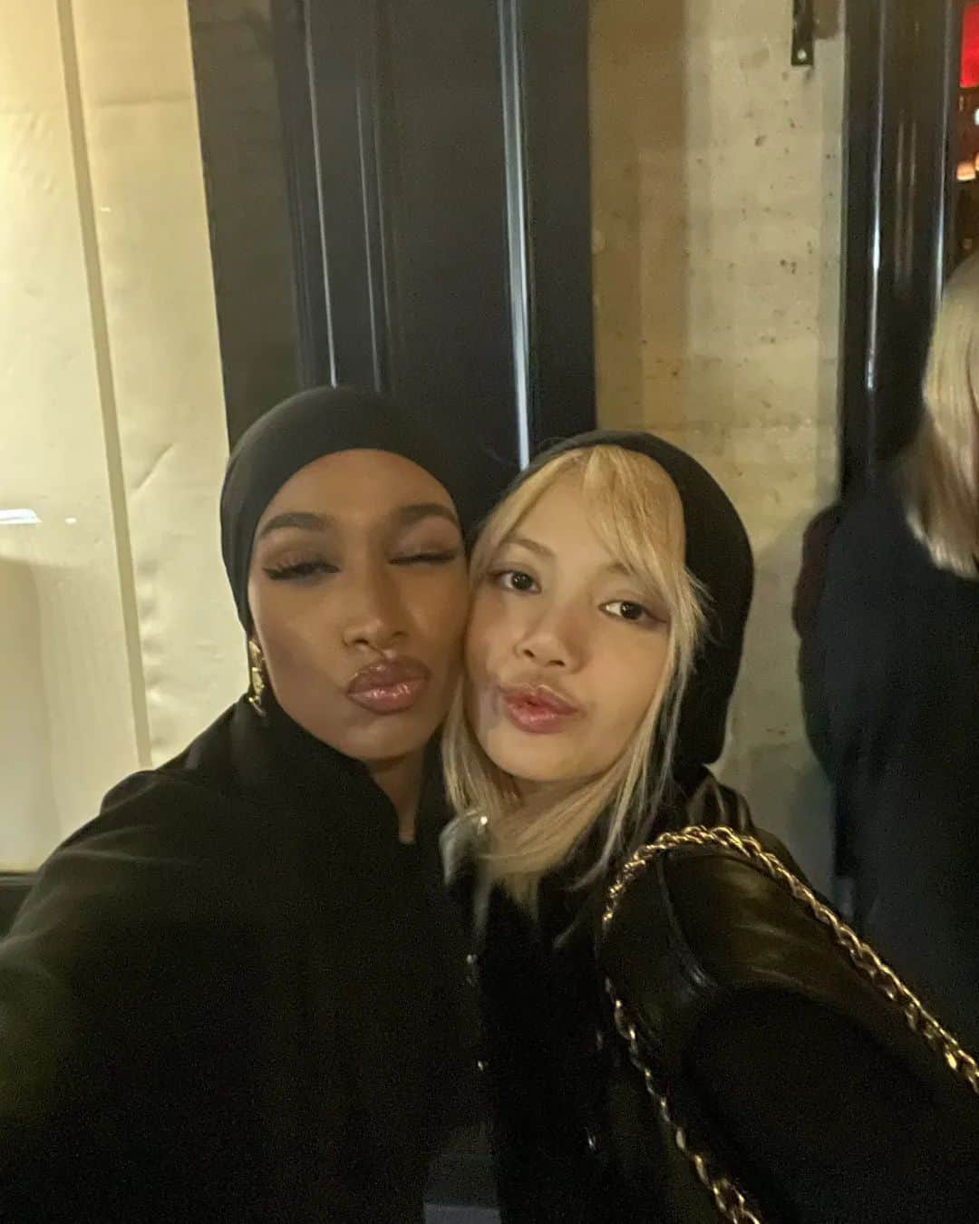 リサさんのインスタグラム写真 - (リサInstagram)「LISA with fashion model @ikramabdi  in Paris 🇫🇷 . . . #LISA #LALISA #리사 #블랙핑크 #BLACKPINK #LALISAMANOBAN #LALISAMANOBAL #blackpinklisa #lisablackpink」6月26日 19時07分 - lisa.blackpink