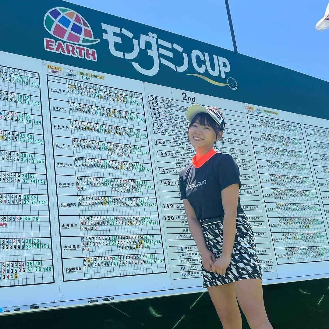 山内鈴蘭さんのインスタグラム写真 - (山内鈴蘭Instagram)「アースモンダミンカップ2022観戦⛳️ 最高に楽しかったーー😆🔥 ． 25.26日の2日間観戦！ 強風だし、暑すぎだし、なんじゃこりゃああ😫ってなってたけど観戦中はそんな事も忘れて選手に没頭してた😂♡ ． 今回、ファーストカットがなくて曲げたら直ぐラフっていう激ムズな状況で😵しかも！ラフが最長80mm😰 ． プロの世界はレベルが違う！ ラフからのアプローチ、ショットの厚み、すごく勉強になった二日間でした😤 ． キュッと止まるアプローチ、流れを作るチップインバーディー、リズムを崩さないルーティーン。 目で見て学んで収穫ある二日間。 やっぱり現場に行く事で感じることいっぱいある！また行ける時行きたいな🥰 ． ． 木村彩子プロ！！ 優勝おめでとうございます😍🎉 最後まで諦めない、攻める姿勢！ かっこよかったです！！！！！ ． ． #アースモンダミンカップ  #女子プロゴルファー #女子プロ #LPGA #女子プロゴルフトーナメント  #lpgaツアー #カメリアヒルズカントリークラブ  #ゴルフ #ゴルフ観戦 #ゴルフウェア #gorurun #木村彩子 プロ #千葉県 #ゴルフ場 #スポーツ観戦 #ゴルフ女子」6月26日 19時55分 - xxsuzuranxx