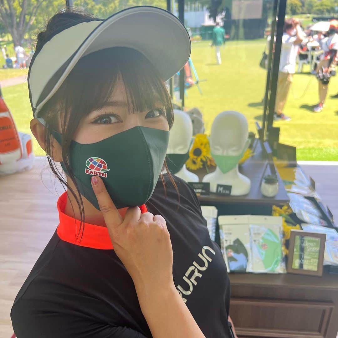 山内鈴蘭さんのインスタグラム写真 - (山内鈴蘭Instagram)「アースモンダミンカップ2022観戦⛳️ 最高に楽しかったーー😆🔥 ． 25.26日の2日間観戦！ 強風だし、暑すぎだし、なんじゃこりゃああ😫ってなってたけど観戦中はそんな事も忘れて選手に没頭してた😂♡ ． 今回、ファーストカットがなくて曲げたら直ぐラフっていう激ムズな状況で😵しかも！ラフが最長80mm😰 ． プロの世界はレベルが違う！ ラフからのアプローチ、ショットの厚み、すごく勉強になった二日間でした😤 ． キュッと止まるアプローチ、流れを作るチップインバーディー、リズムを崩さないルーティーン。 目で見て学んで収穫ある二日間。 やっぱり現場に行く事で感じることいっぱいある！また行ける時行きたいな🥰 ． ． 木村彩子プロ！！ 優勝おめでとうございます😍🎉 最後まで諦めない、攻める姿勢！ かっこよかったです！！！！！ ． ． #アースモンダミンカップ  #女子プロゴルファー #女子プロ #LPGA #女子プロゴルフトーナメント  #lpgaツアー #カメリアヒルズカントリークラブ  #ゴルフ #ゴルフ観戦 #ゴルフウェア #gorurun #木村彩子 プロ #千葉県 #ゴルフ場 #スポーツ観戦 #ゴルフ女子」6月26日 19時55分 - xxsuzuranxx