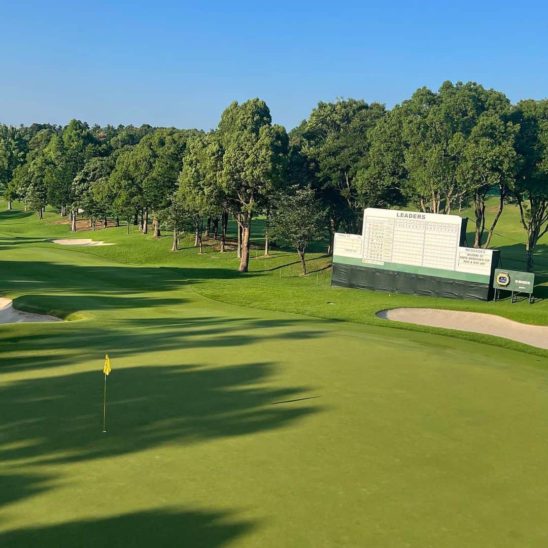 山内鈴蘭さんのインスタグラム写真 - (山内鈴蘭Instagram)「アースモンダミンカップ2022観戦⛳️ 最高に楽しかったーー😆🔥 ． 25.26日の2日間観戦！ 強風だし、暑すぎだし、なんじゃこりゃああ😫ってなってたけど観戦中はそんな事も忘れて選手に没頭してた😂♡ ． 今回、ファーストカットがなくて曲げたら直ぐラフっていう激ムズな状況で😵しかも！ラフが最長80mm😰 ． プロの世界はレベルが違う！ ラフからのアプローチ、ショットの厚み、すごく勉強になった二日間でした😤 ． キュッと止まるアプローチ、流れを作るチップインバーディー、リズムを崩さないルーティーン。 目で見て学んで収穫ある二日間。 やっぱり現場に行く事で感じることいっぱいある！また行ける時行きたいな🥰 ． ． 木村彩子プロ！！ 優勝おめでとうございます😍🎉 最後まで諦めない、攻める姿勢！ かっこよかったです！！！！！ ． ． #アースモンダミンカップ  #女子プロゴルファー #女子プロ #LPGA #女子プロゴルフトーナメント  #lpgaツアー #カメリアヒルズカントリークラブ  #ゴルフ #ゴルフ観戦 #ゴルフウェア #gorurun #木村彩子 プロ #千葉県 #ゴルフ場 #スポーツ観戦 #ゴルフ女子」6月26日 19時55分 - xxsuzuranxx