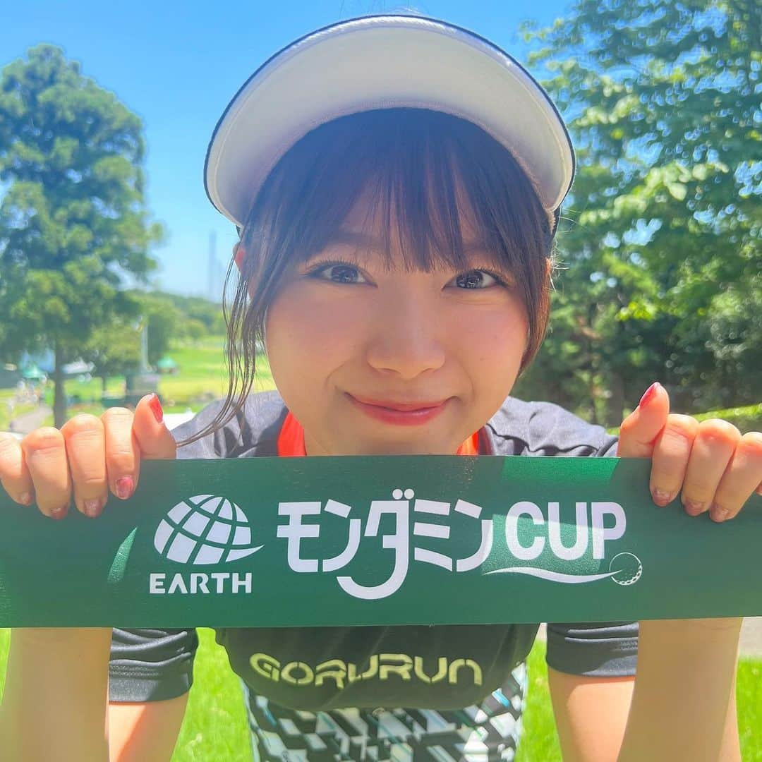 山内鈴蘭さんのインスタグラム写真 - (山内鈴蘭Instagram)「アースモンダミンカップ2022観戦⛳️ 最高に楽しかったーー😆🔥 ． 25.26日の2日間観戦！ 強風だし、暑すぎだし、なんじゃこりゃああ😫ってなってたけど観戦中はそんな事も忘れて選手に没頭してた😂♡ ． 今回、ファーストカットがなくて曲げたら直ぐラフっていう激ムズな状況で😵しかも！ラフが最長80mm😰 ． プロの世界はレベルが違う！ ラフからのアプローチ、ショットの厚み、すごく勉強になった二日間でした😤 ． キュッと止まるアプローチ、流れを作るチップインバーディー、リズムを崩さないルーティーン。 目で見て学んで収穫ある二日間。 やっぱり現場に行く事で感じることいっぱいある！また行ける時行きたいな🥰 ． ． 木村彩子プロ！！ 優勝おめでとうございます😍🎉 最後まで諦めない、攻める姿勢！ かっこよかったです！！！！！ ． ． #アースモンダミンカップ  #女子プロゴルファー #女子プロ #LPGA #女子プロゴルフトーナメント  #lpgaツアー #カメリアヒルズカントリークラブ  #ゴルフ #ゴルフ観戦 #ゴルフウェア #gorurun #木村彩子 プロ #千葉県 #ゴルフ場 #スポーツ観戦 #ゴルフ女子」6月26日 19時55分 - xxsuzuranxx