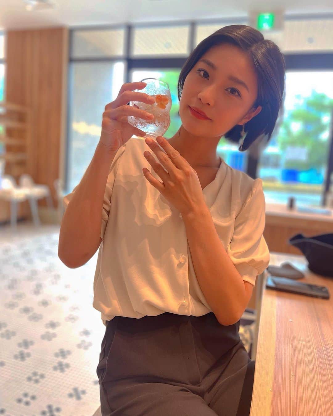 椿原愛さんのインスタグラム写真 - (椿原愛Instagram)「マルート富山の中の美富味🍶 お昼から日本酒をいただきました。  美味しかった…！  たくさんの種類があります、飲んでそのままお土産として購入もできます。 ぜひ立ち寄ってみてください✨  #美富味 #マルート富山 #マルート」6月26日 20時00分 - ai.tsubakihara