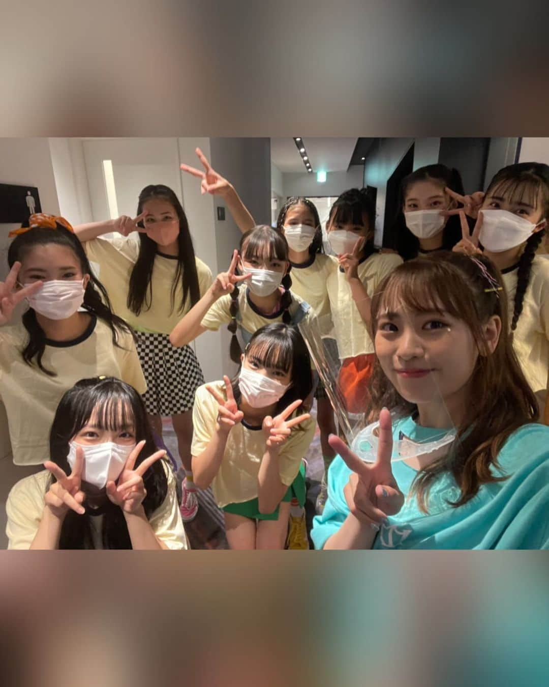 Girls²さんのインスタグラム写真 - (Girls²Instagram)「♡♡♡ こんにちは！ゆずです🍋 ⁡ 本日でGirls²3周年を迎えました〜！！👏👏 ⁡ そして昨日、｢Girls² 3rd Anniversary Live-ダイジョウブ-｣を開催させていただいました！！ ⁡ 今日はこの場をお借りして自分の気持ちをお話させてください☺️ (MCで感想言う時とか緊張して言葉でなくて… いつも思ってる事しっかり言えないんだ💦) ⁡ まずはいつも応援して頂き、本当にありがとうございます。 最初アリーナ単独ライブをさせてもらうと聞いた時、正直不安な気持ちでいっぱいでした。 みんな来てくれるのかな？ 席埋まるかな？とか ほんとに色んなこと考えてました。 でも、みんなが目の前にいるステージに立って沢山の方が私たちを観に来てくれていて、本当に嬉しかったです。 アリーナライブに向けて、歌もダンスもたくさん練習してきました。 私は本当に自分に自信を持てないタイプで、色々なスタッフさんに"柚は勿体ない"と言われてきました。 だから私はこのアリーナで自分を変えたい。 そんな気持ちで挑みました。 どうだったかな？成長出来てたかな？笑 自信ってどうやってもったらいいのかわかんないけど、とりあえず自分が思っている以上に派手にやったろ！！！って思って頑張りました笑 辛い時、悲しい時、これまで数え切れないくらいあったけど、私がそれを乗り越えてここまで来られたのは、ずっと応援して好きでいてくれているファンの方はもちろん、家族のおかげです。 いつも話を聞いてくれて、誰よりも私の頑張っている姿を何から何まで見てくれているお母さん、普段めちゃめちゃ話すわけじゃないけど裏では凄く私を思って支えてくれているお父さん、びっくりするくらいやんちゃで普段はブスブス言ってくるけど、ステージは絶対に観に来てくれる弟。 そんな家族の支えがあったから、ファンの皆さんがいたから私はここまで頑張れています。 だからこそアリーナで色々な人へ向けて、"ありがとう"という気持ちで一つ一つパフォーマンスしました！ ⁡ 私たちをアリーナまで連れてきてくれたのは、ファンの皆様です。 本当にありがとうございます。 4年目も走り続けます！！！！🔥🔥 これからも応援よろしくお願いします☺️ ⁡ コメントにライブの感想沢山書いてください😚 (意外と初めてハーフツインした！どう？！) ⁡ #3周年 #本当にありがとうございます #Girls2 #ガールズガールズ #Shangrila #小田柚葉 #隅谷百花 #鶴屋美咲 #小川桜花 #増田來亜 #菱田未渚美  #山口綺羅 #原田都愛 #石井蘭」6月26日 20時40分 - girls2_official