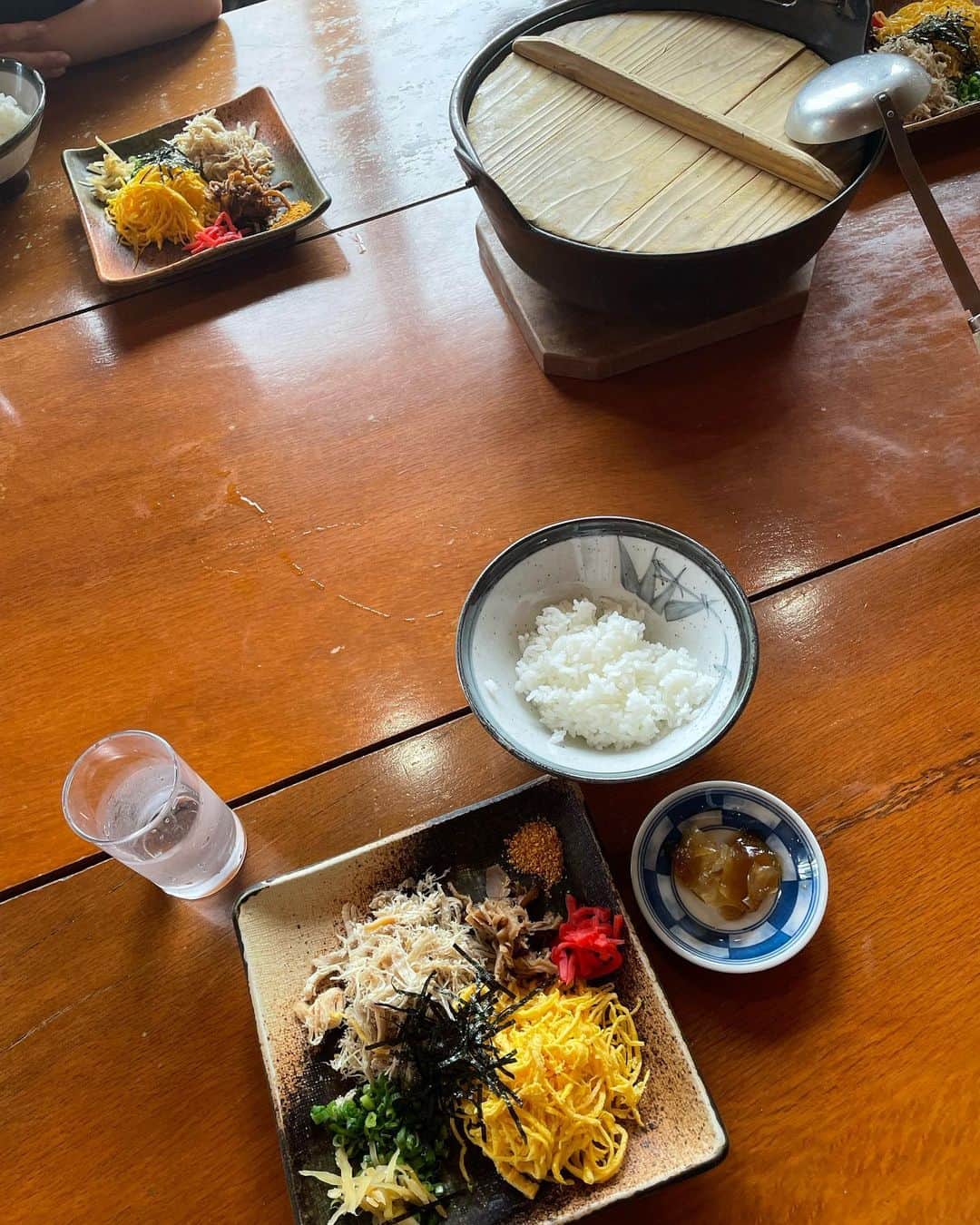 新井恵理那さんのインスタグラム写真 - (新井恵理那Instagram)「先日の奄美旅行♪ 成田からピーチで2時間半♪あっという間に着いて、まずは腹ごしらえ(o^^o) 名物「けいはん」をいただきました(*^▽^*) ご飯に鶏肉やたまごなどの具材をのせ、スープをかけていただきます(^人^) お肉からも出汁からも鶏の旨味がしっかり堪能できて、天にも昇る気持ちに〜(=´∀｀) 終盤はスープだけで何杯もおかわりしました♪このあとはデザート♪ #奄美大島 #夏休み #けいはん #鶏飯 #ひさ倉 #新井恵理那 #centforce」6月26日 20時43分 - elina_arai