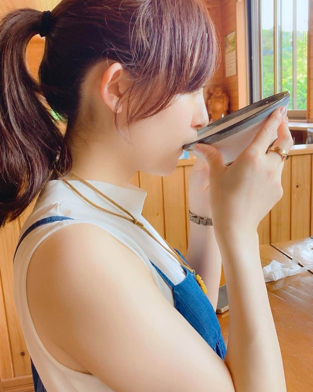 新井恵理那さんのインスタグラム写真 - (新井恵理那Instagram)「先日の奄美旅行♪ 成田からピーチで2時間半♪あっという間に着いて、まずは腹ごしらえ(o^^o) 名物「けいはん」をいただきました(*^▽^*) ご飯に鶏肉やたまごなどの具材をのせ、スープをかけていただきます(^人^) お肉からも出汁からも鶏の旨味がしっかり堪能できて、天にも昇る気持ちに〜(=´∀｀) 終盤はスープだけで何杯もおかわりしました♪このあとはデザート♪ #奄美大島 #夏休み #けいはん #鶏飯 #ひさ倉 #新井恵理那 #centforce」6月26日 20時43分 - elina_arai