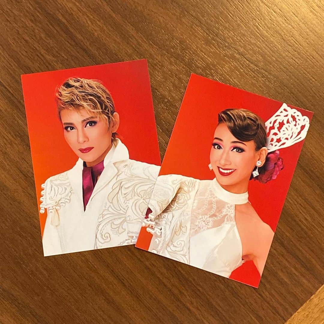 花里まなさんのインスタグラム写真 - (花里まなInstagram)「昨日、星組公演を観劇しました⭐️  大切な同期#天寿光希 と#音波みのり の退団公演🥺✨ 2人の最後の舞台、涙できちんと見られなかったらダメだ‼︎と思い、退団を意識せずにいつも通り楽しみました✨ 本当に本当に素晴らしかった👏尊敬しかないです‼️ 感想は心の中に…😌  どうか最後まで走り抜けられますように✨✨✨  #91期 #大輝真琴 ぱんちゃんも芝居にショーに大活躍で✨こだわりの男役姿にいつも感動します💓  劇場では #七海ひろき さん #愛水せれ奈 ちゃん にもお会いできました❤️劇場で会えると本当にテンション上がっちゃいます🥰」6月26日 21時47分 - aiko_mana18