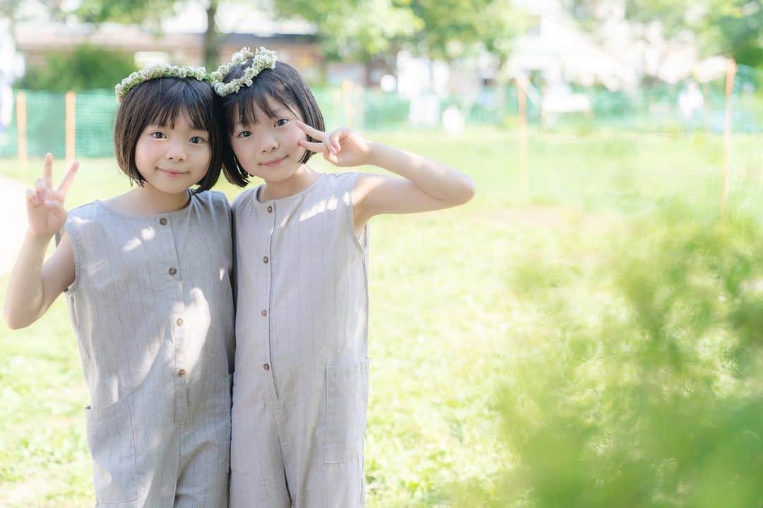 Yukiさんのインスタグラム写真 - (YukiInstagram)「シロツメクサの花冠を何度か一緒に作ったので ほぼ2人で作れるようになってた😊💓💓  急な暑さが続いてバテちゃいそうだけど😵 6月なのに 水遊びもできてとっても嬉しそうでした☺️✨」6月26日 22時57分 - yukikuu96